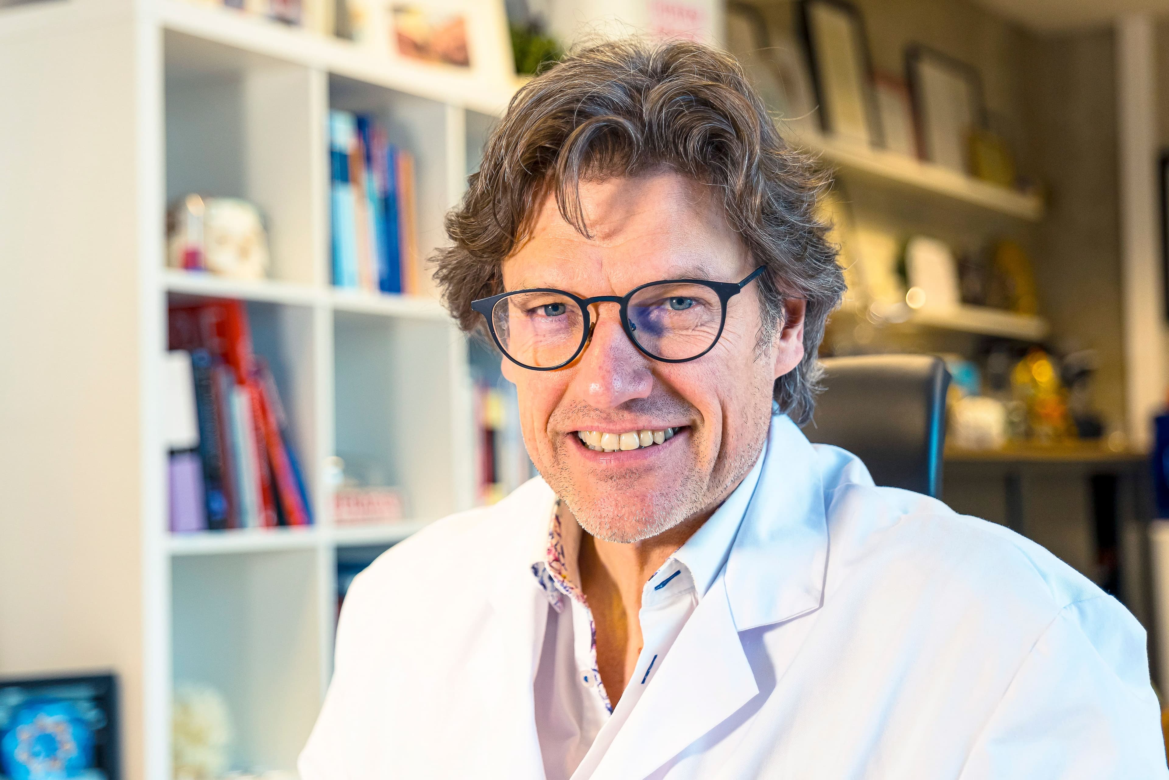 Le Dr Steven Laureys est une sommité mondiale en neurologie et travaille au centre de recherches CERVO de l'Université Laval. Il est également professeur invité à l'Université Harvard.