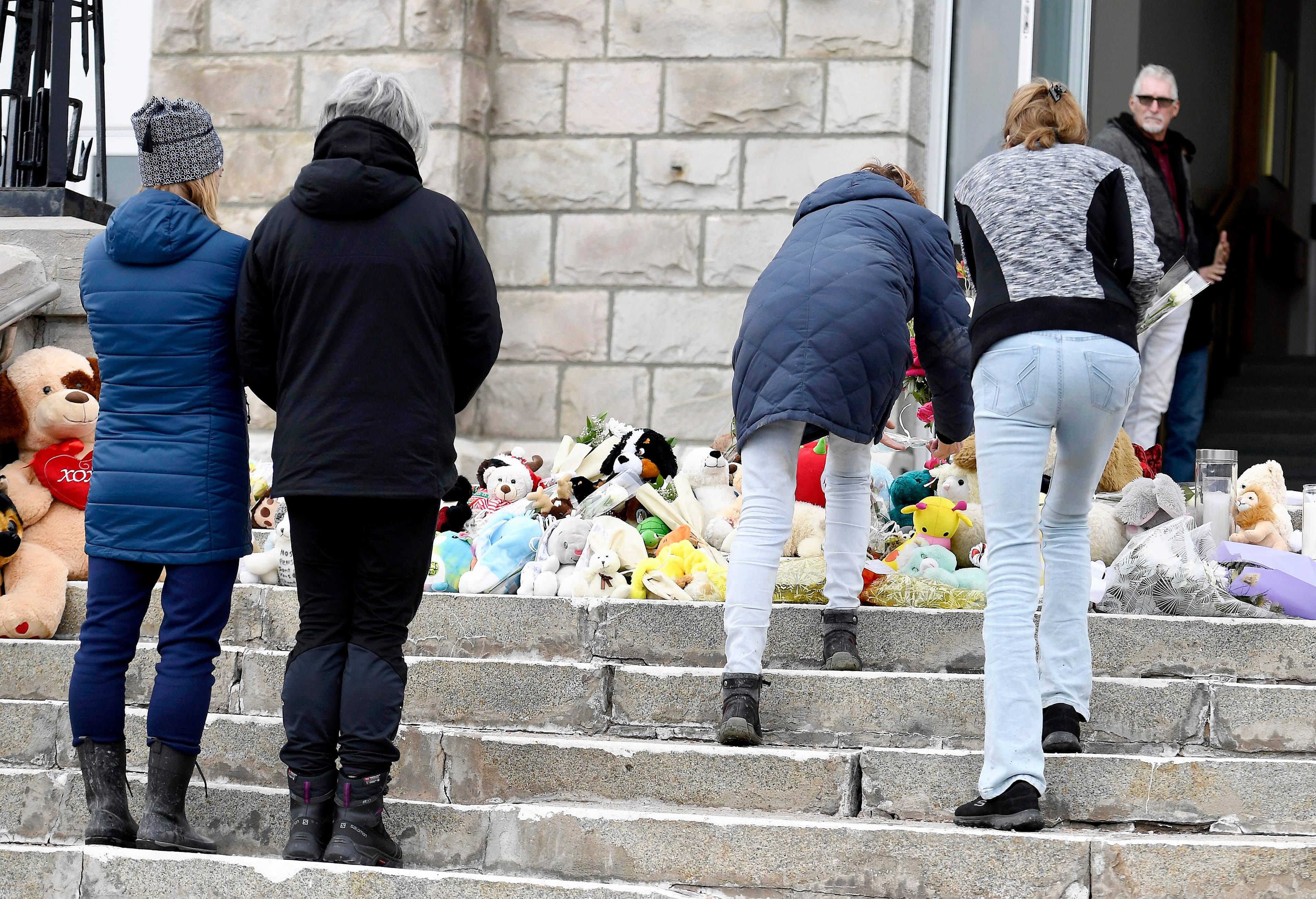 Des citoyens ont déposé des fleurs et des peluches sur le perron de l’église d’Amqui en mémoire des victimes de la tragédie.