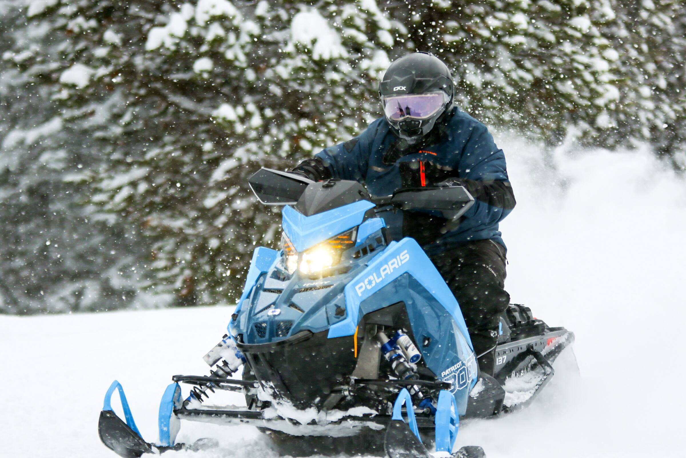 La nouvelle version de la Indy VR 1 Turbo Boost, avec sa chenille de 137 pouces, saura certainement vous procurer des performances impressionnantes en sentier.