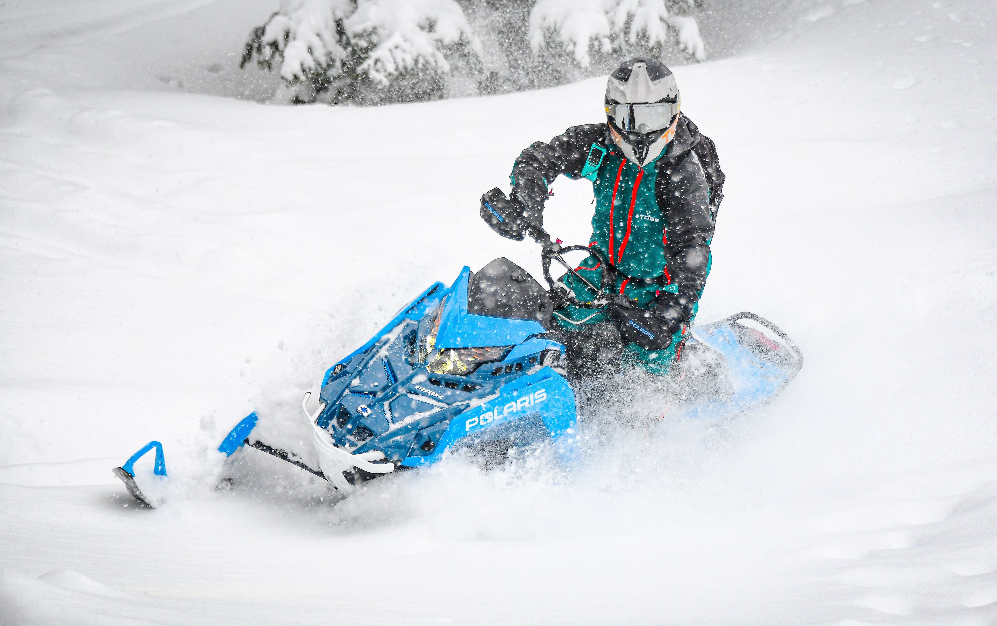 La 9 R Pro RMK Slash avec sa chenille de 165 pouces vous permettra de vivre des aventures sortant de l’ordinaire en hors-piste et en montagne.