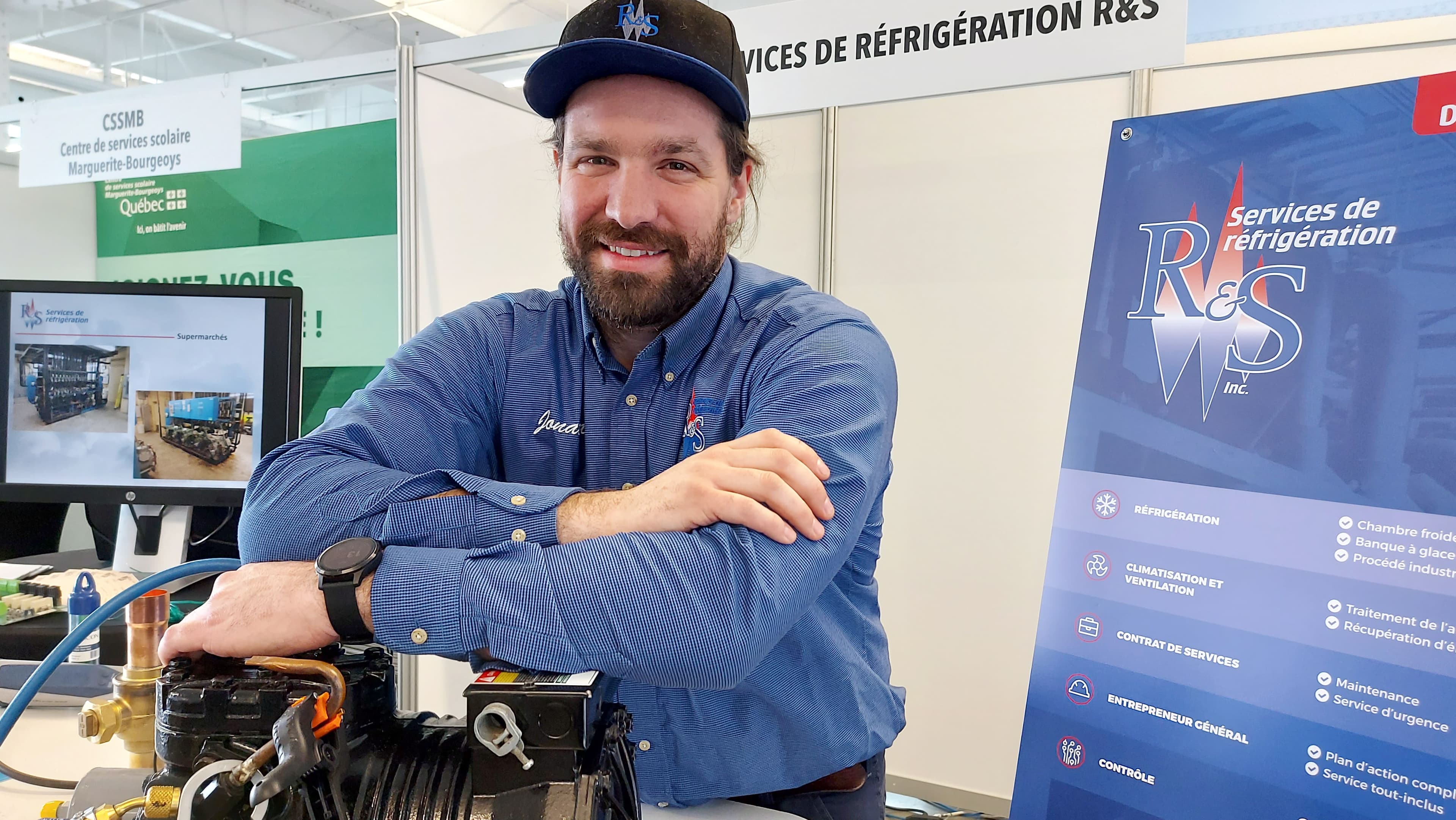 Des travailleurs de la construction rencontrés jeudi dernier au Chantier de l’emploi en construction de Montréal ont présenté leur métier aux visiteurs pour les convaincre de faire le saut dans leur industrie, qui offrent de bons salaires. Sur la photo: Jonathan Ormandy, frigoriste de 33 ans chez Services de Réfrigération R&S inc.