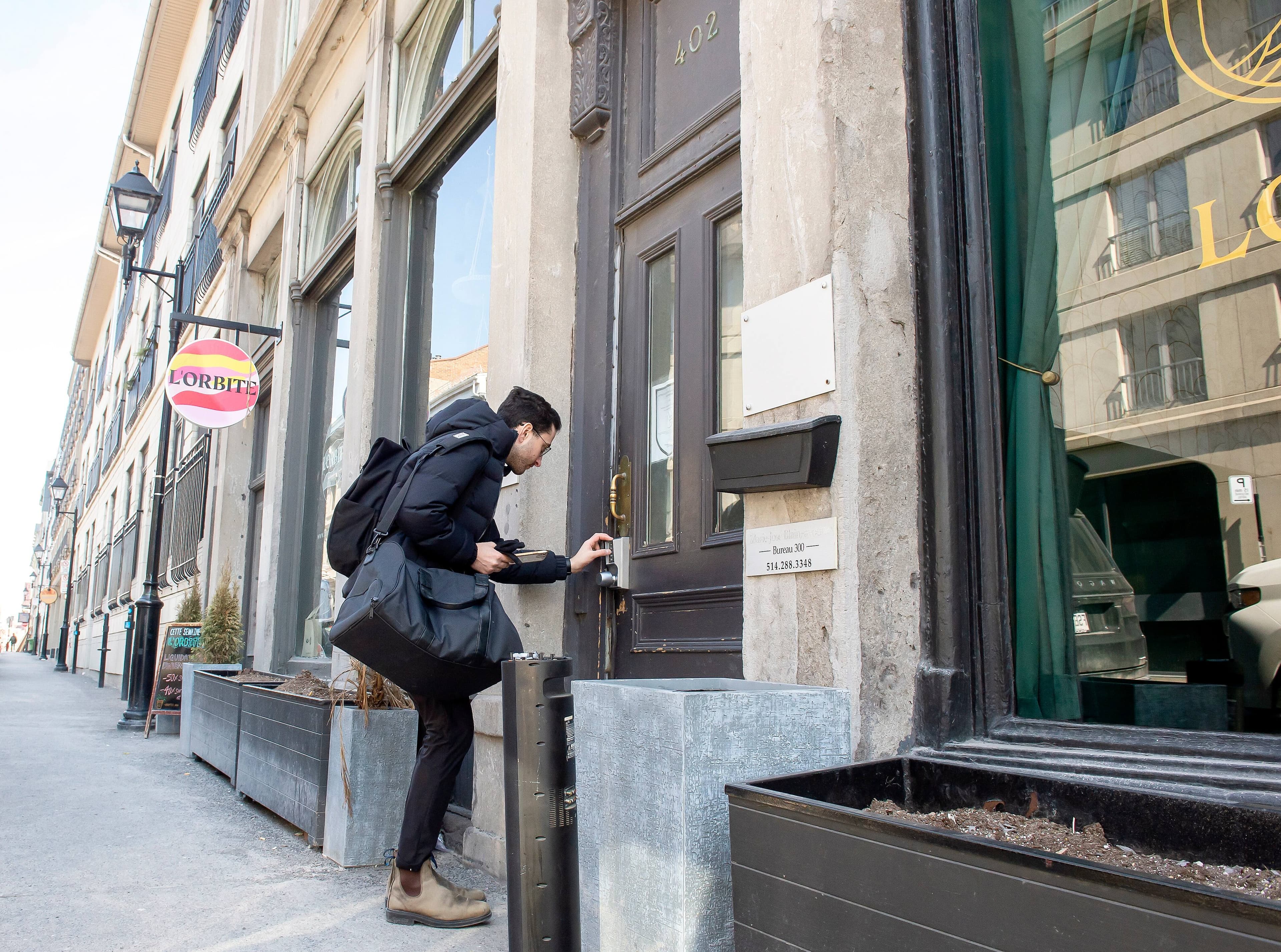 Notre journaliste entrant dans l'auberge jeunesse située au 402 rue Notre-Dame Est.