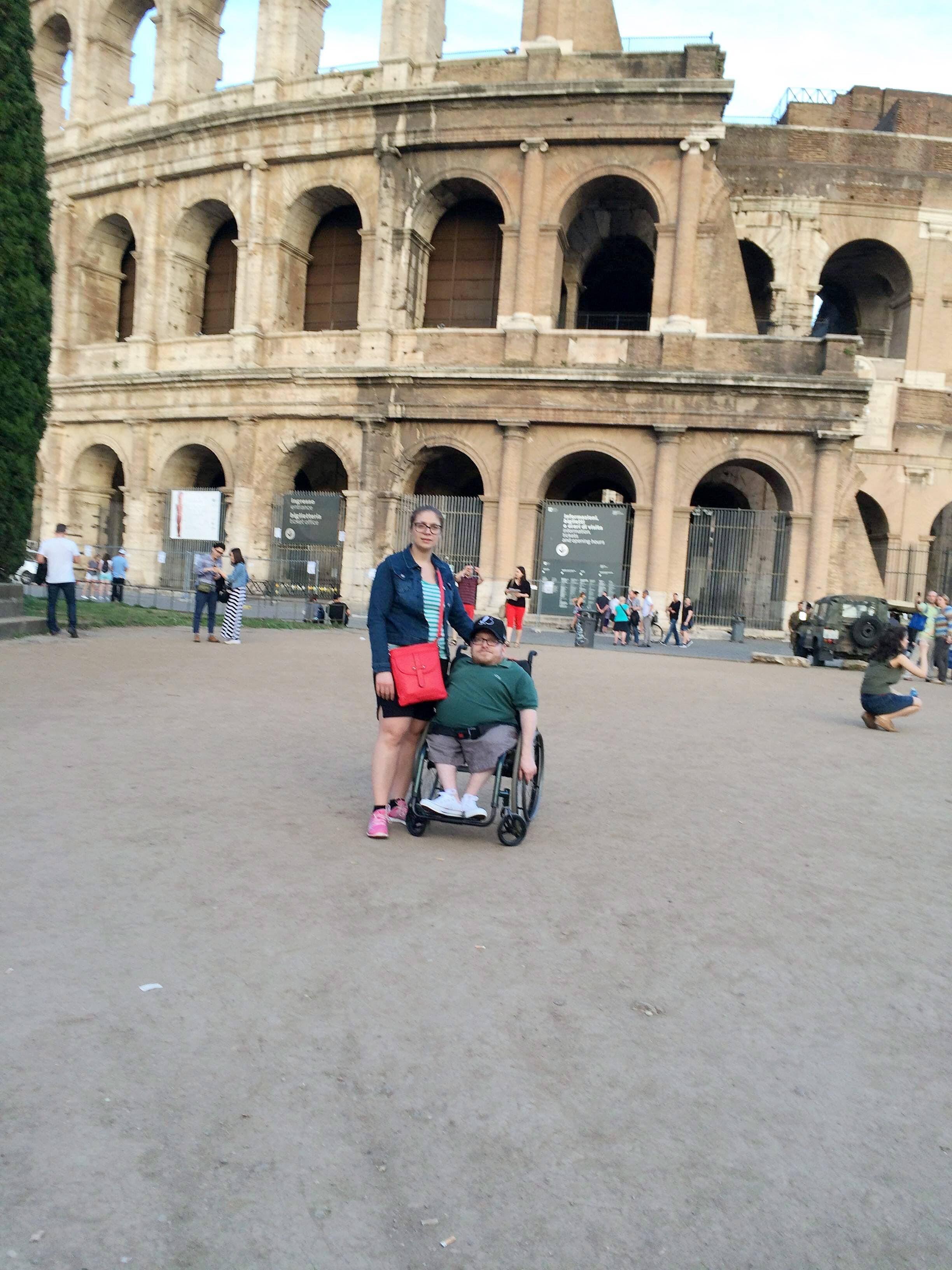 Simon April au Colisée de Rome, entièrement adapté, avec sa conjointe Jessica Lauria.