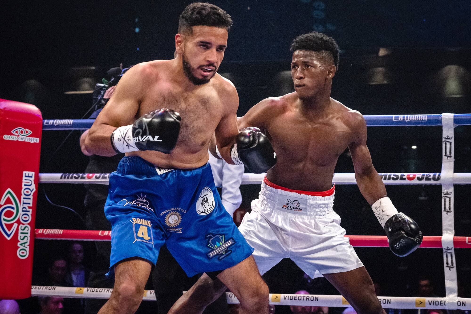 Le Colombien Jhon Orobio (culotte blanche) a complètement déboussolé son adversaire, le Mexicain Alejandro Medina De La Rosa (culotte bleue), ce jeudi au Cabaret du Casino de Montréal.