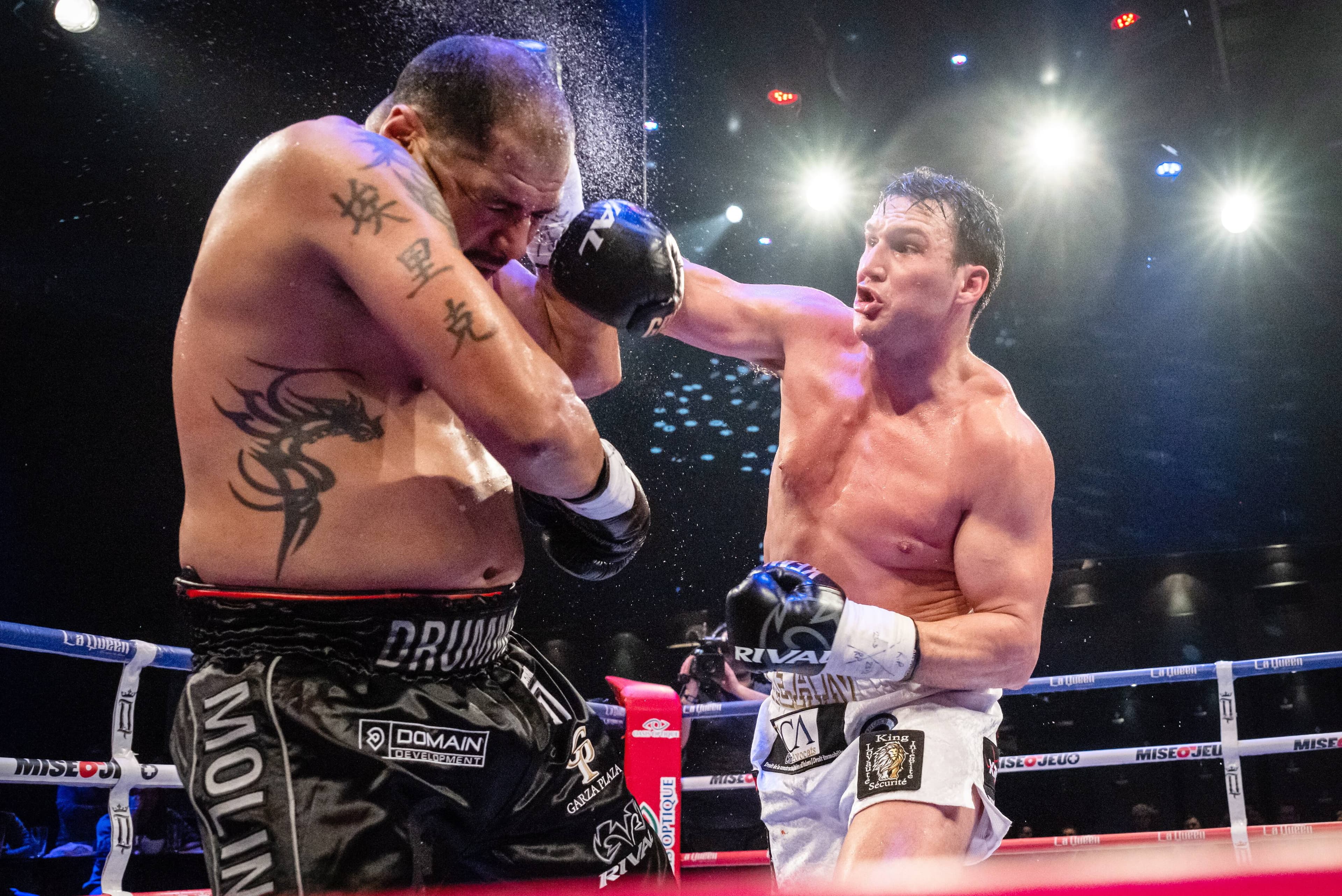 Simon Kean assène un coup à son rival Eric Molina, le 23 mars, au Cabaret du Casino de Montréal.