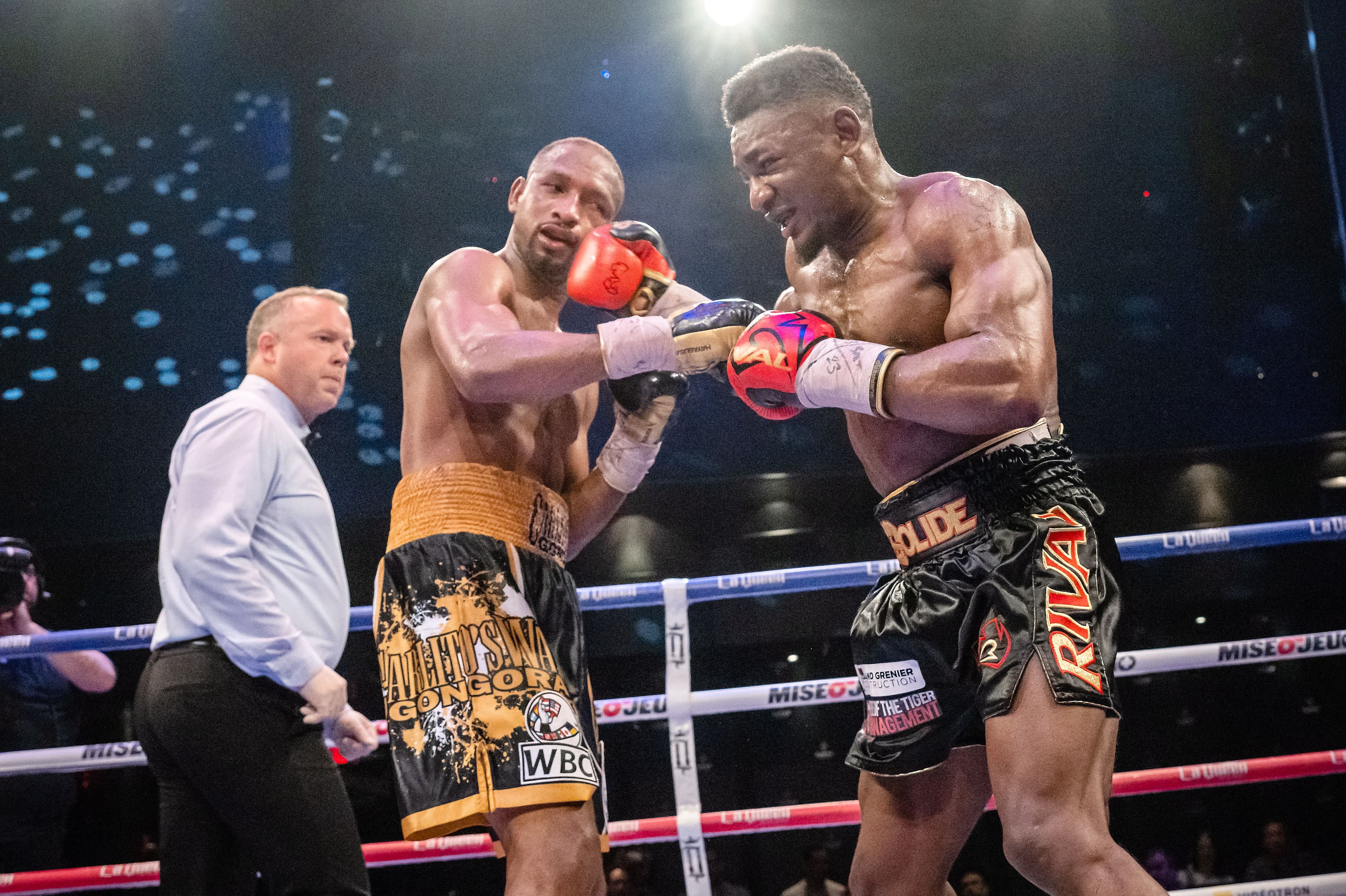 Christian Mbilli a atteint son rival Carlos Gongora d’un solide jab. Mbilli l’a emporté par décision unanime, jeudi soir, ce qui lui a permis de conserver ses ceintures WBC Continental des Amériques et WBA International.