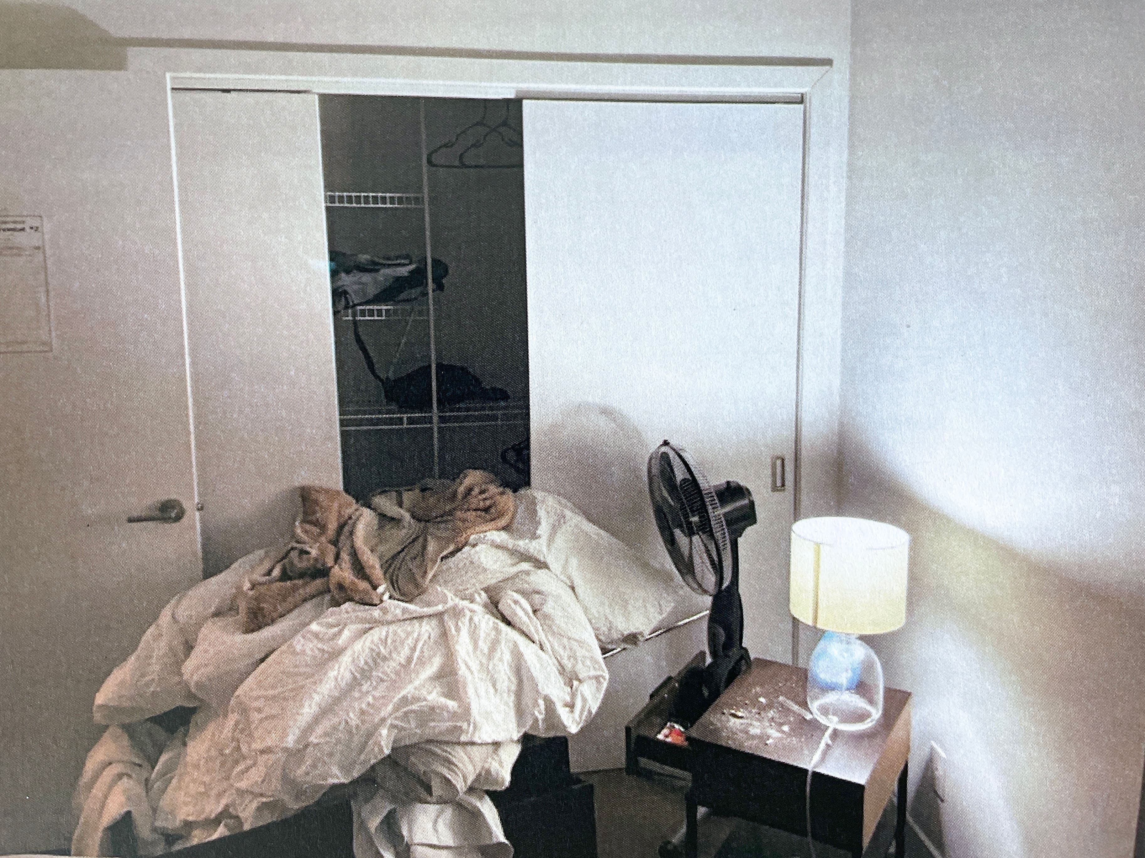 Le Airbnb loué pour une courte période était sens dessus dessous lors du passage des policiers.