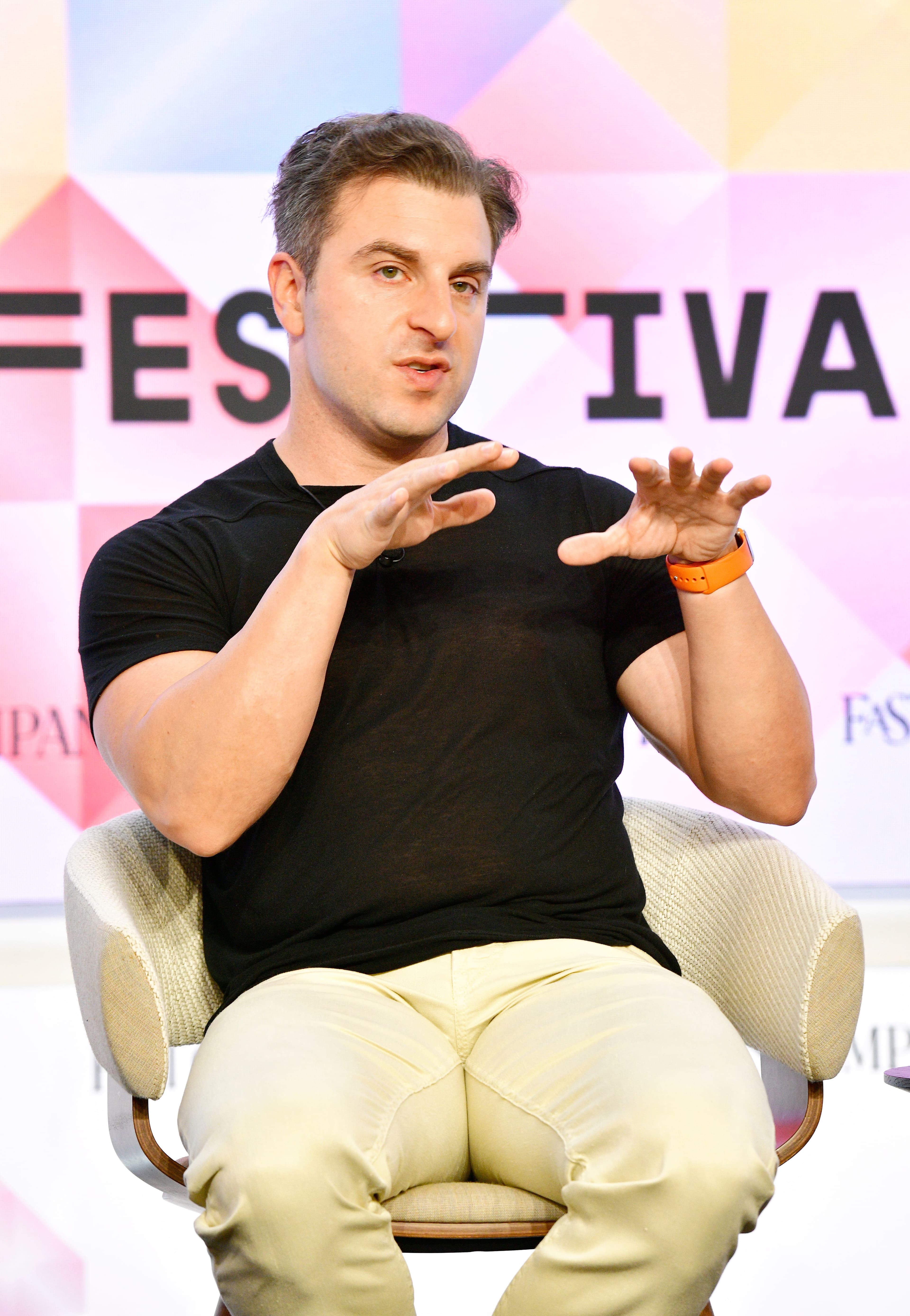 Le grand patron d’Airbnb, Brian Chesky est multimilliardaire. Cependant, il est peu gourmand pour ce qui est du salaire : l’entreprise lui a versé un peu plus de 132 000 $ US, à ce chapitre, en 2022.