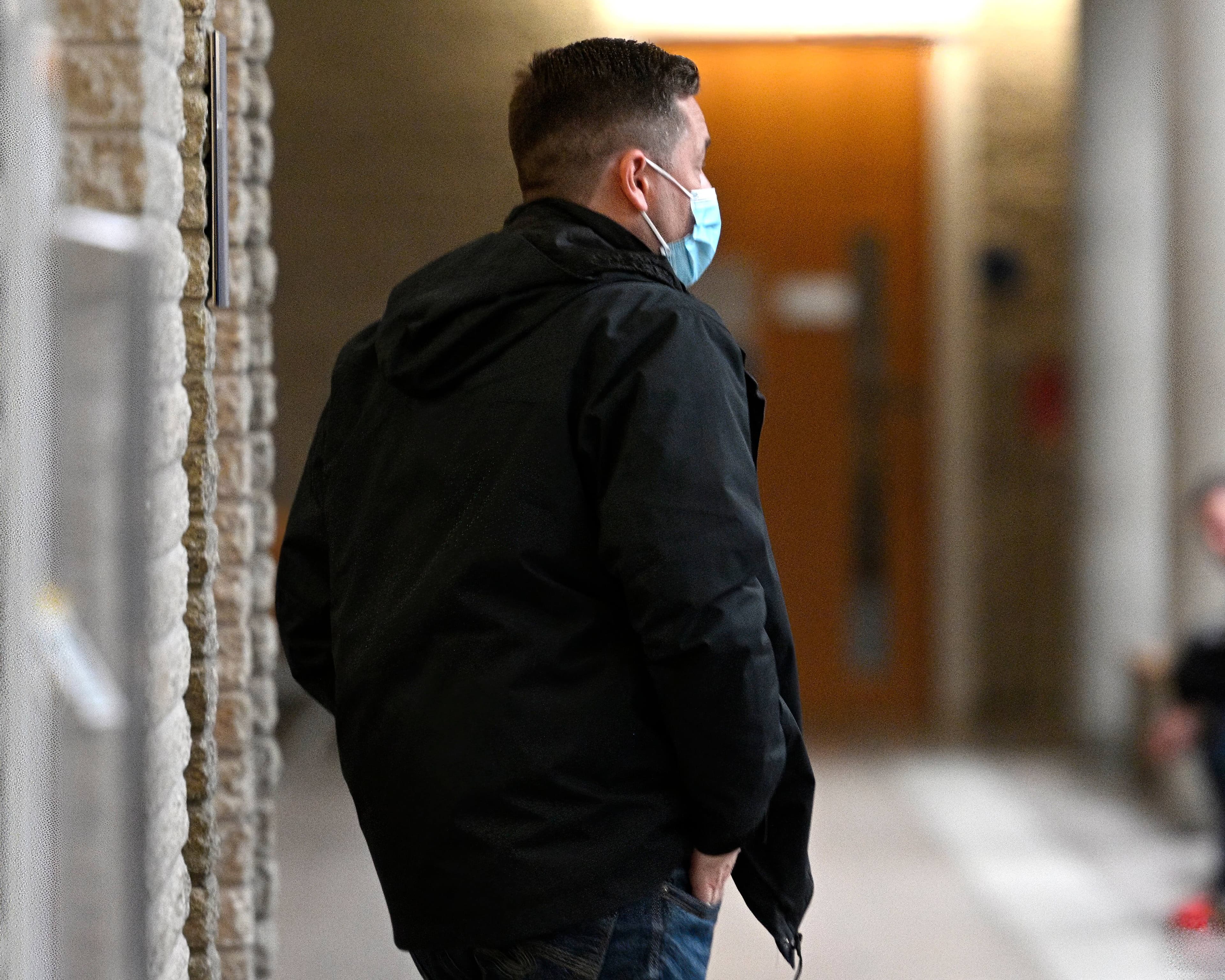 Patrick Alain, qui a évité notre photographe, a été reconnu coupable de fraude lundi, au palais de justice de Longueuil, en lien avec un contrat octroyé par la Ville de Boucherville.