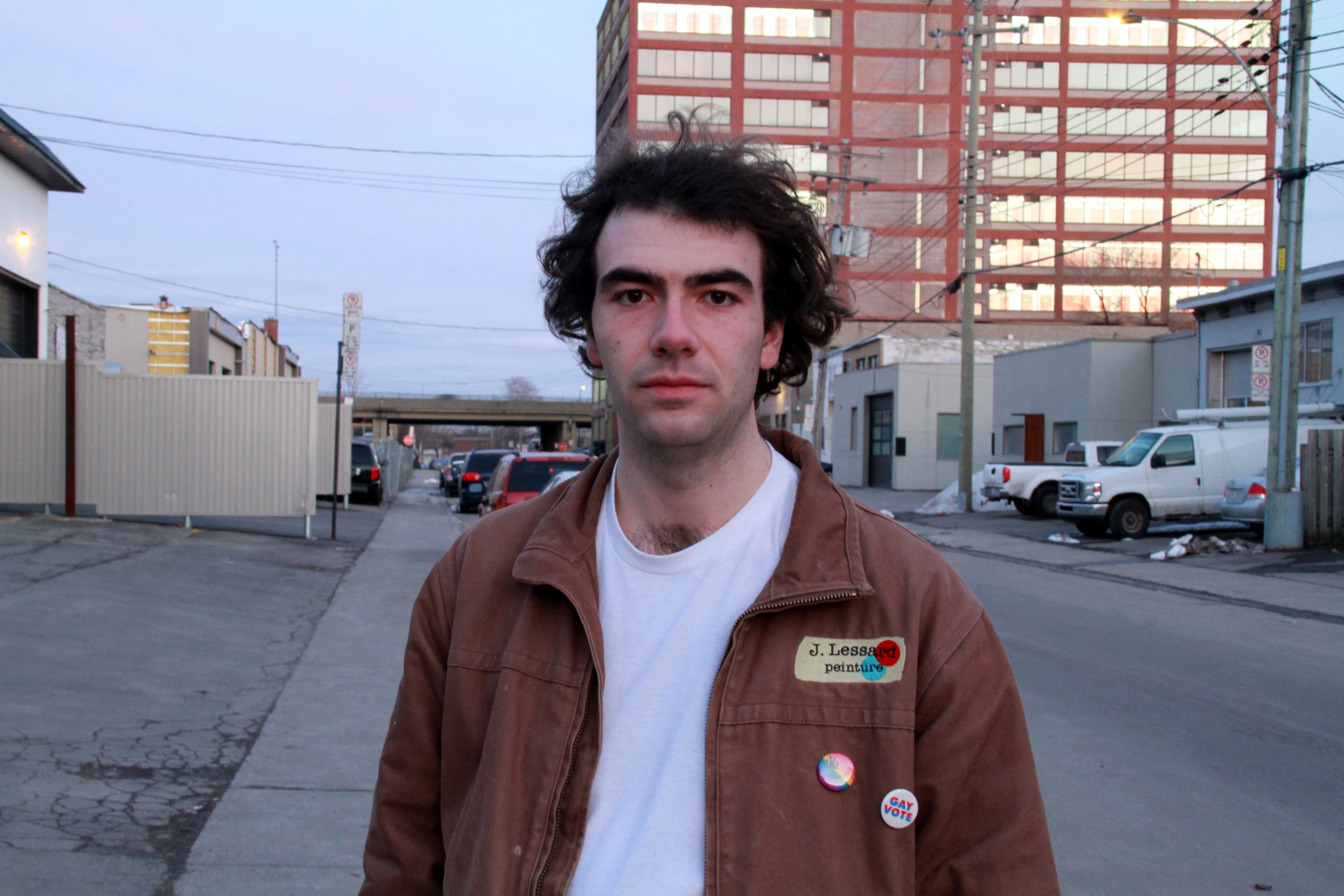 Jules Lessard, membre de la communauté LGBTQ, organise une contre-manifestation à Sainte-Catherine. dimanche.