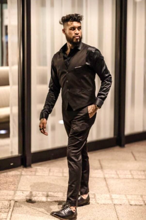 À ses heures, l’athlète de 30 ans est aussi mannequin et publie plusieurs photos de lui sur les réseaux sociaux.