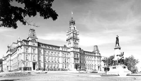 L’édifice parlementaire québécois et ses parterres sont dédiés à la gloire des femmes et des hommes qui ont marqué l’histoire du Québec, mais aussi de l’Amérique francophone. Son concepteur Eugène-Étienne Taché a résumé le lieu en une devise qui deviendra celle du Québec : Je me souviens.