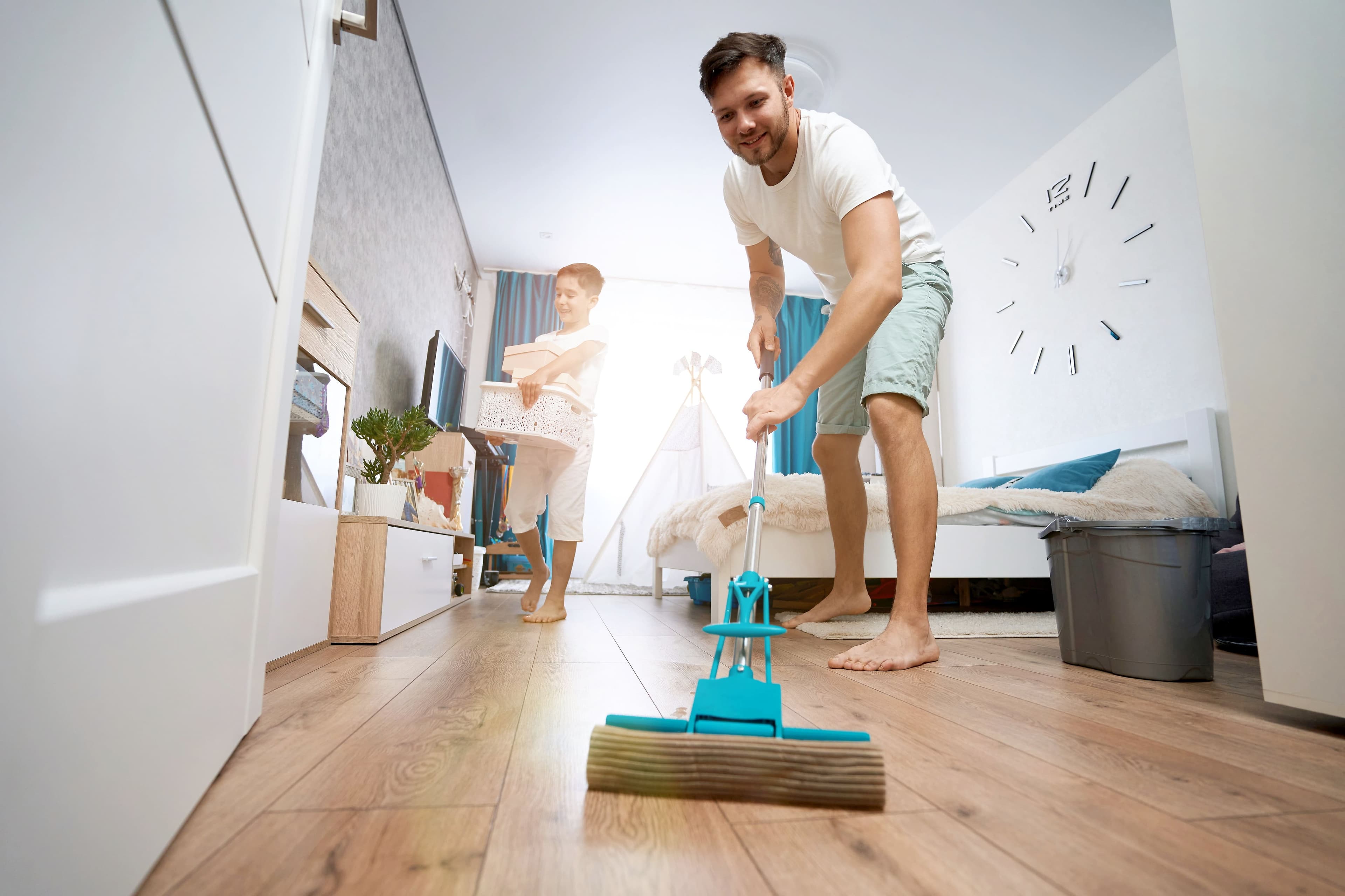 Passer un balai rapidement à la fin de la journée permet de diminuer le nombre de fois où l'on doit laver le plancher.