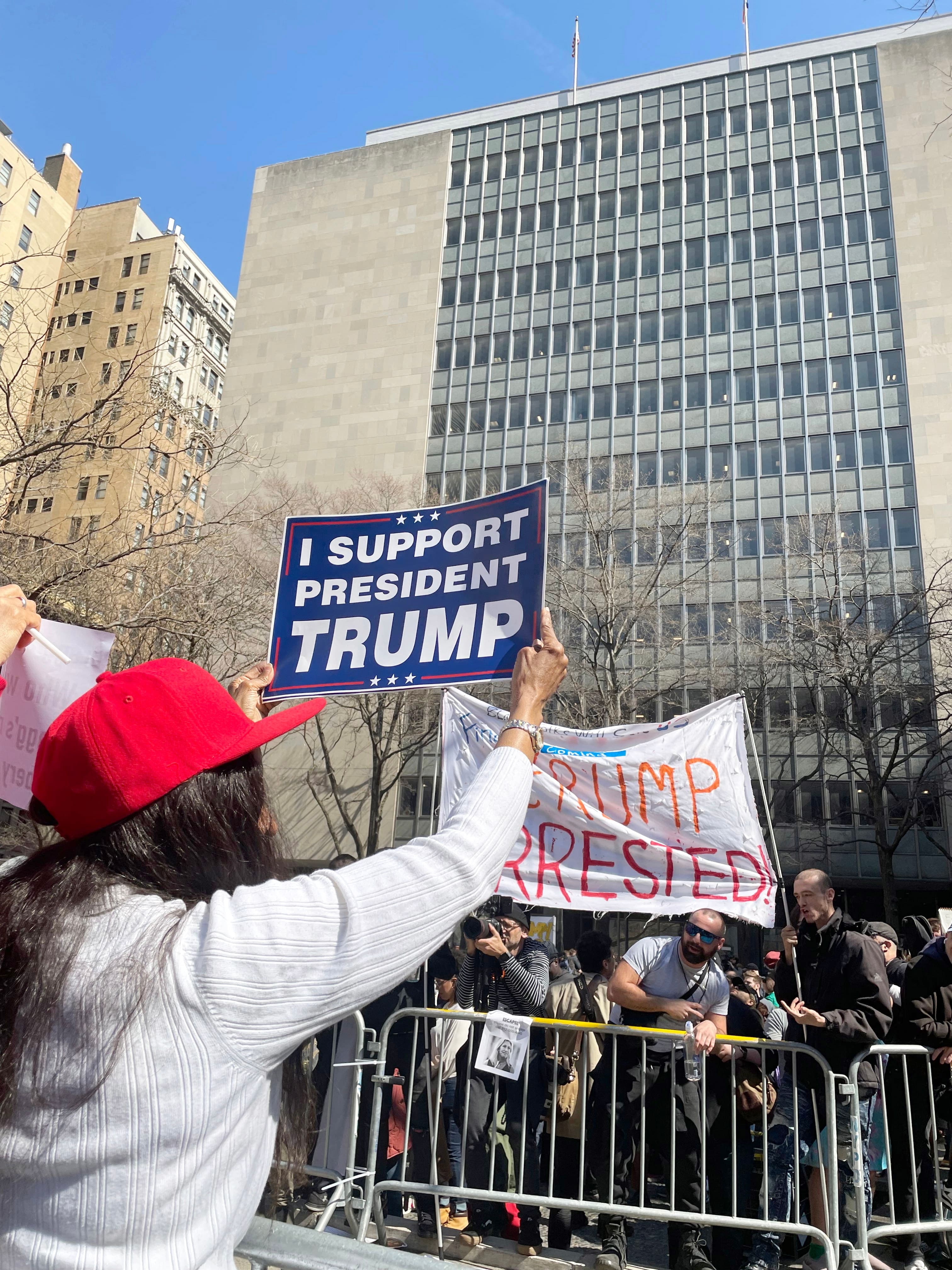 Une manifestante pro-Trump crie des insultes au camp adverse, dans un parc face au palais de justice de Manhattan.
