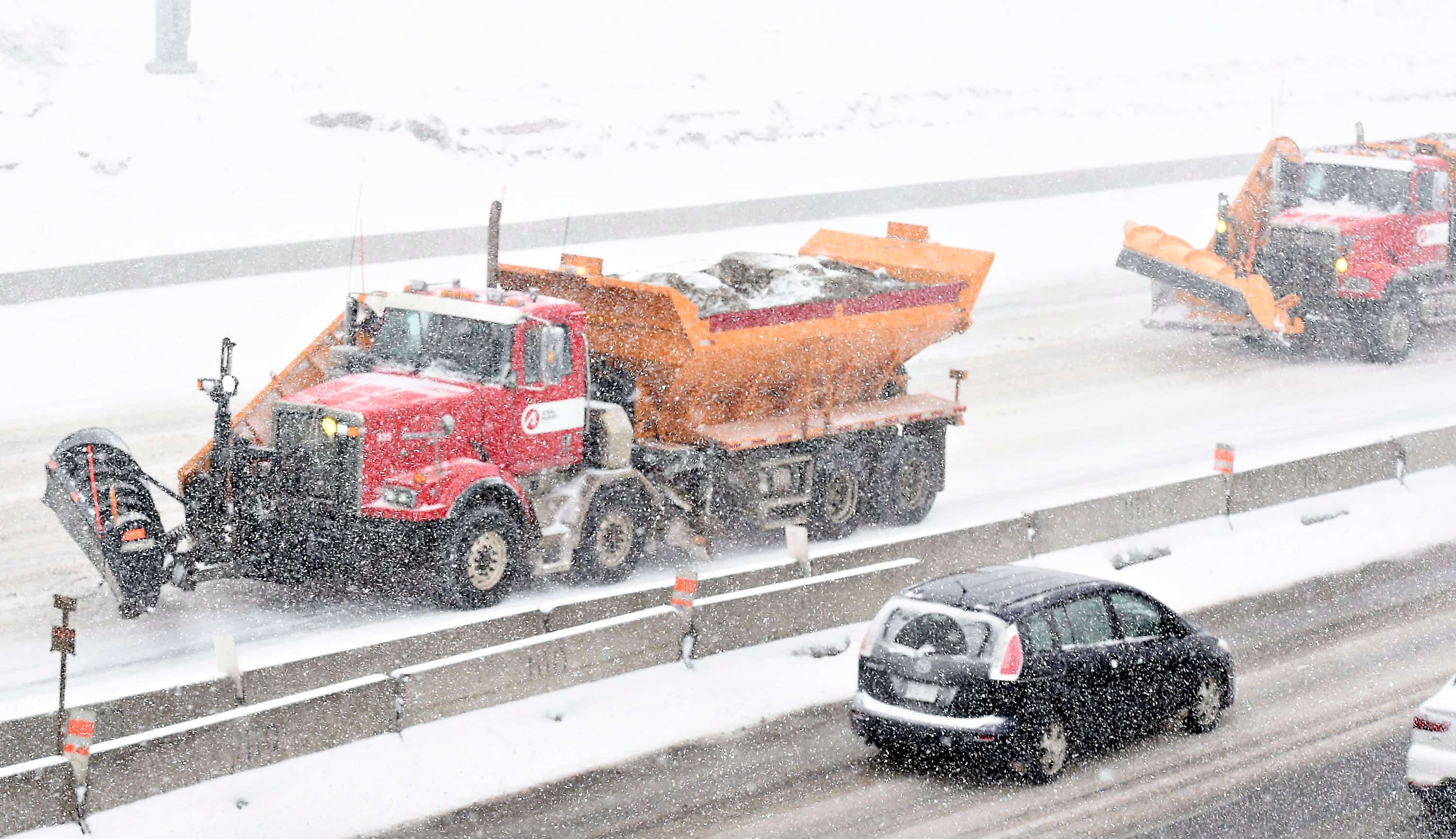 Des déneigeurs étaient à l’œuvre à la sortie des ponts, à Québec.