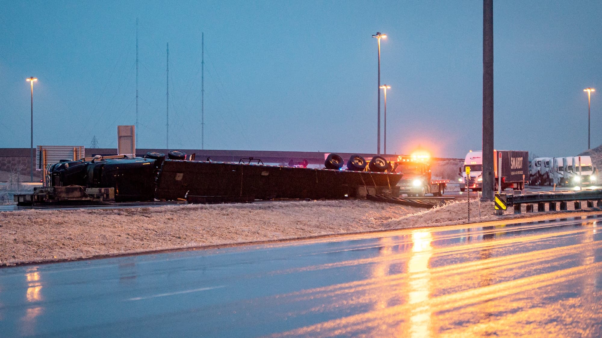 Un camion semi-remorque a dérapé sur la chaussée glacée de l’autoroute 730 à Saint-Constant.