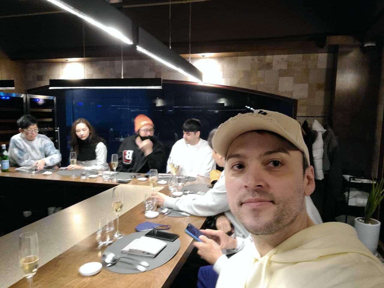 Guillaume Patry est assis dans son restaurant de 14 places, Racinée, à Séoul.