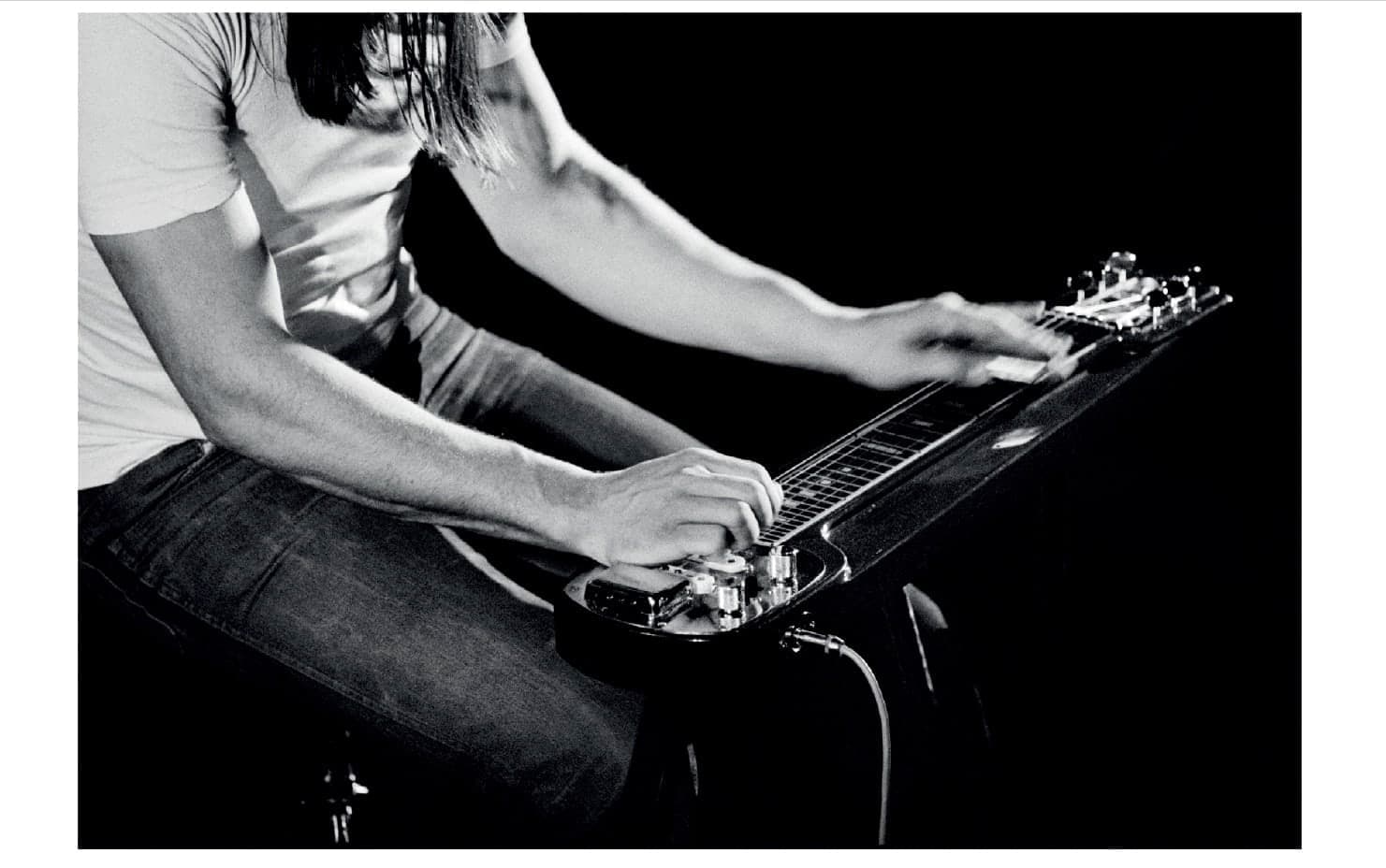 Avril 1975, David Gilmour jouant de la steel guitar, au Los Angeles Memorial Sports Arena, États-Unis.