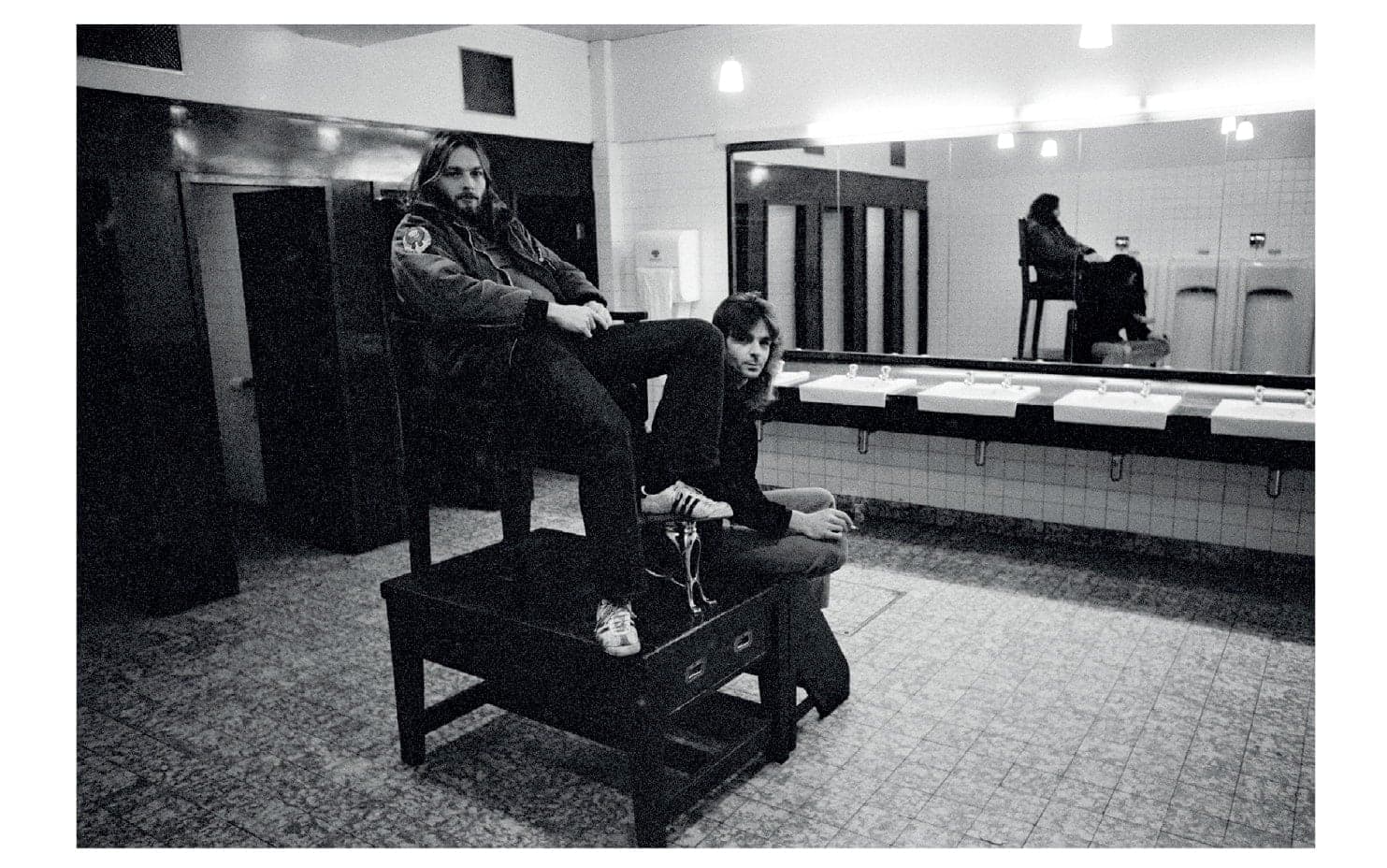 Novembre 1974, David Gilmour et Richard Wright, en coulisse au Empire Theatre, Liverpool, Royaume-Uni.