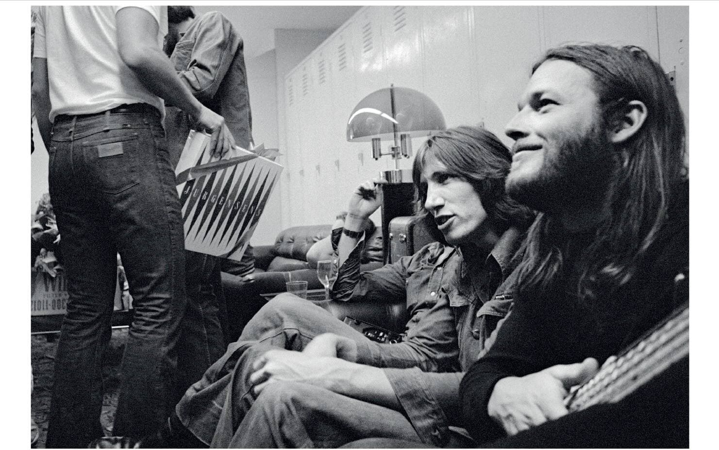 Avril 1975, Roger Waters et David Gilmour, en coulisse au Los Angeles Memorial Sports Arena, États-Unis.