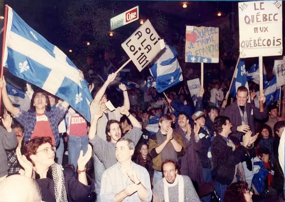 Des Québécois manifestent en soutien à la loi 101, en décembre 1988.