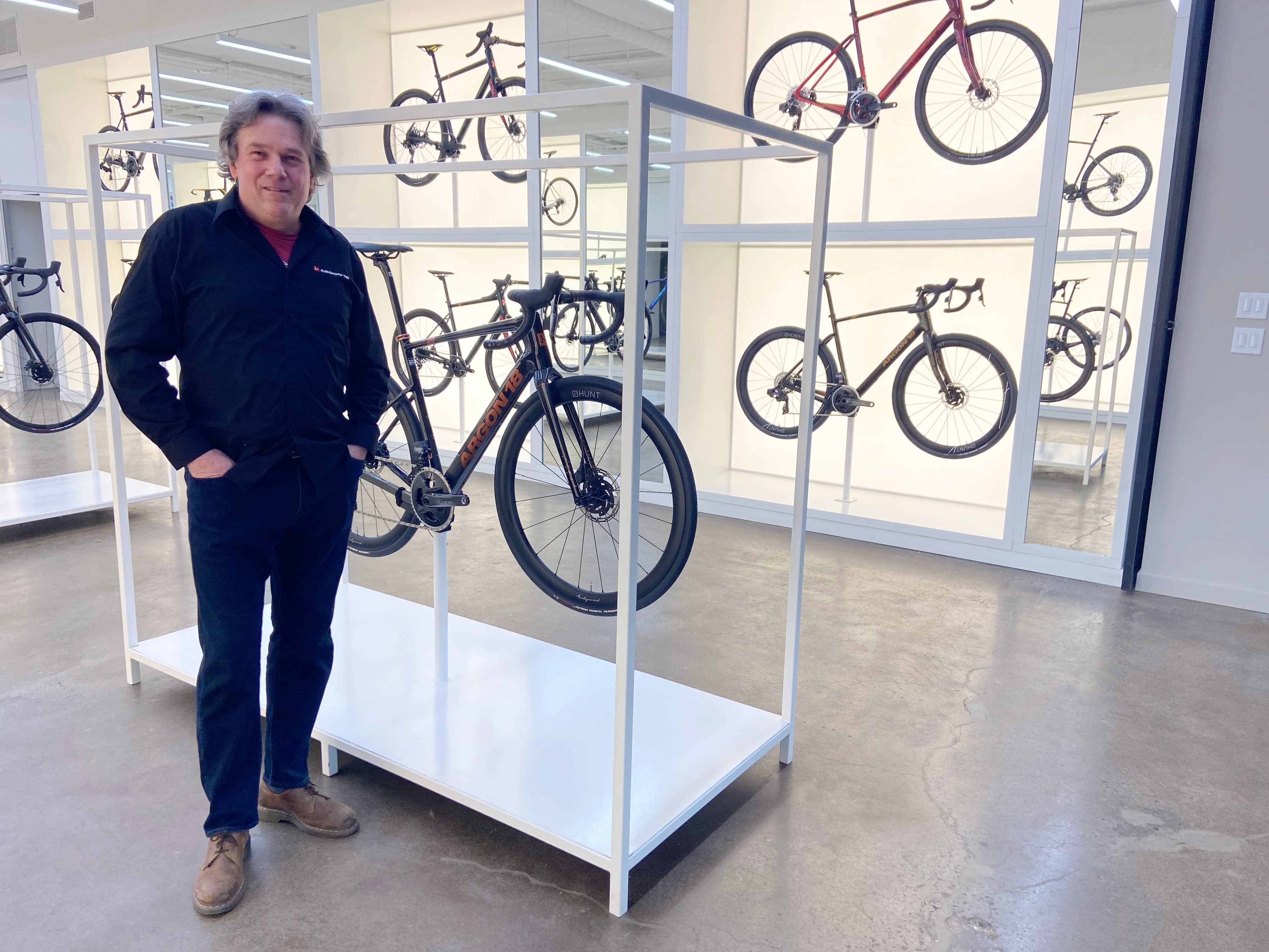 Le PDG d’Argon 18, Martin Le Sauteur, pose devant son tout nouveau modèle du fabricant de vélo, à Montréal.