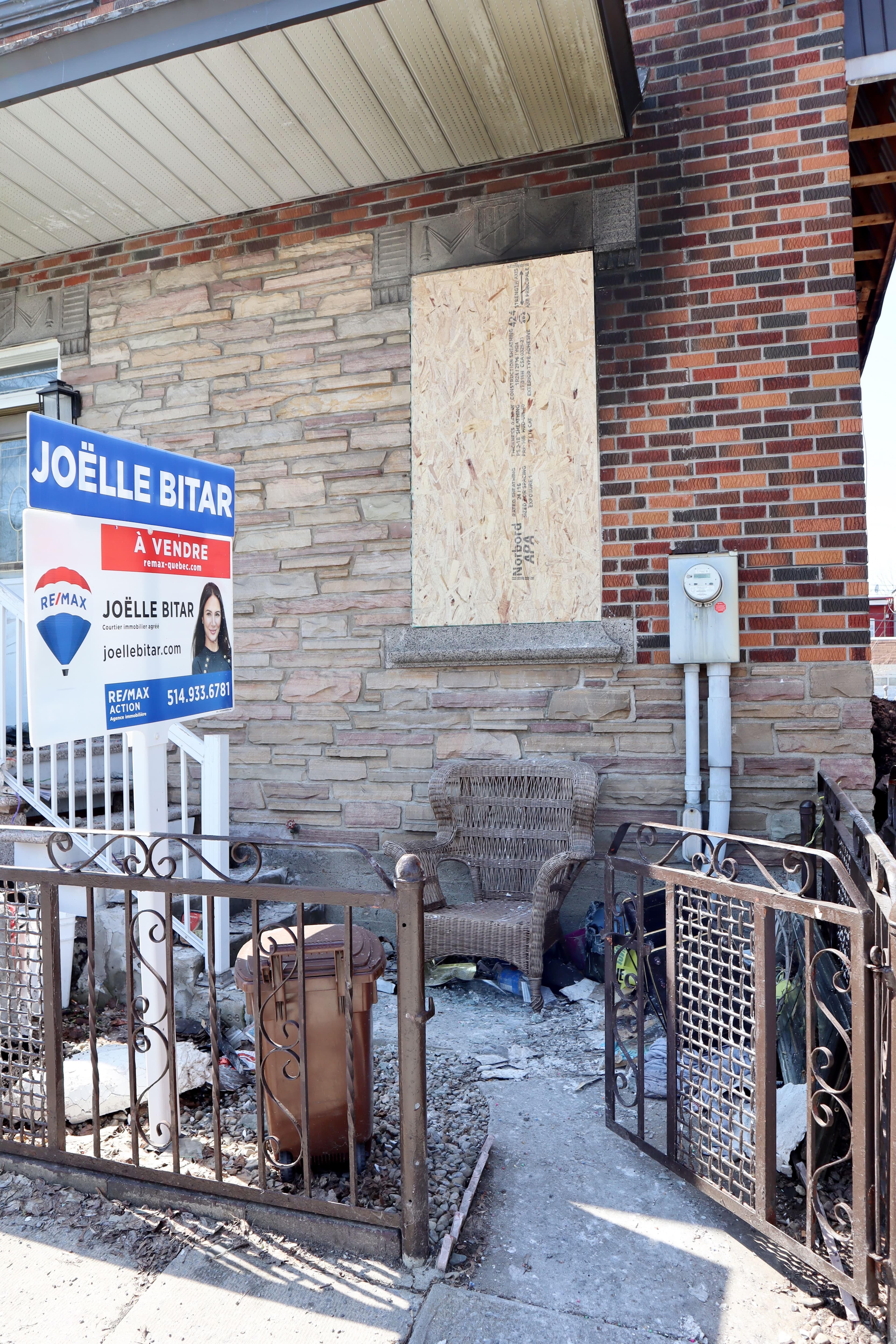 La chaise en rotin que Jeffrey Lu a utilisée pour aider son voisin.