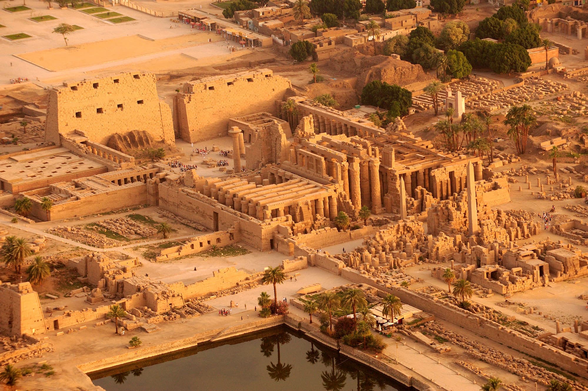 Plus grand complexe religieux de l’Antiquité, Karnak a été reconstruit et développé par de nombreux pharaons sur 2000 ans d’histoire.