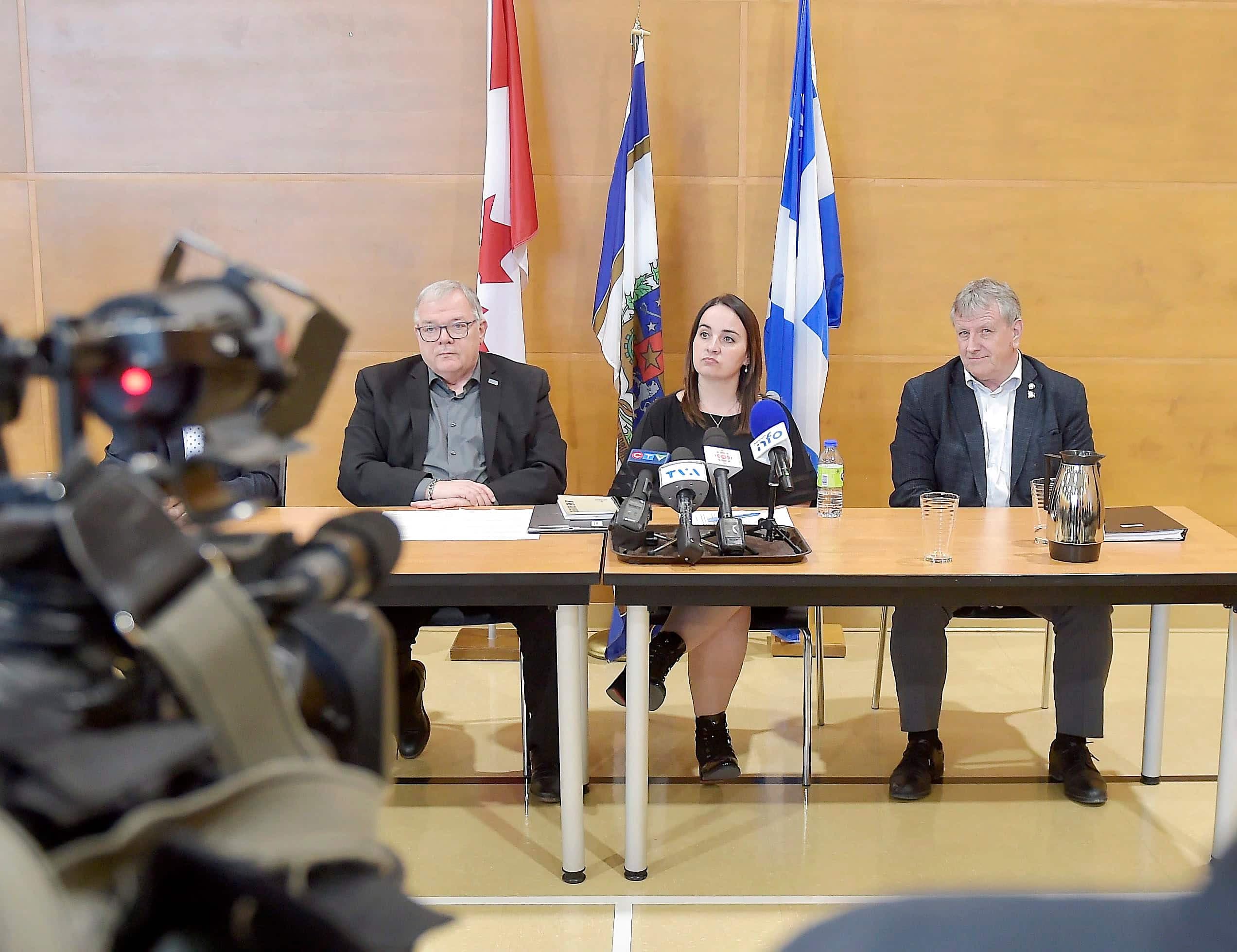 Le député de Beauce-Nord, Luc Provençal, la mairesse de Vallée-Jonction, Patricia Drouin, et le préfet de la MRC de La Nouvelle-Beauce, Gaétan Vachon, ont tenu un point de presse, vendredi, sur la fermeture de l’usine Olymel à Vallée-Jonction.