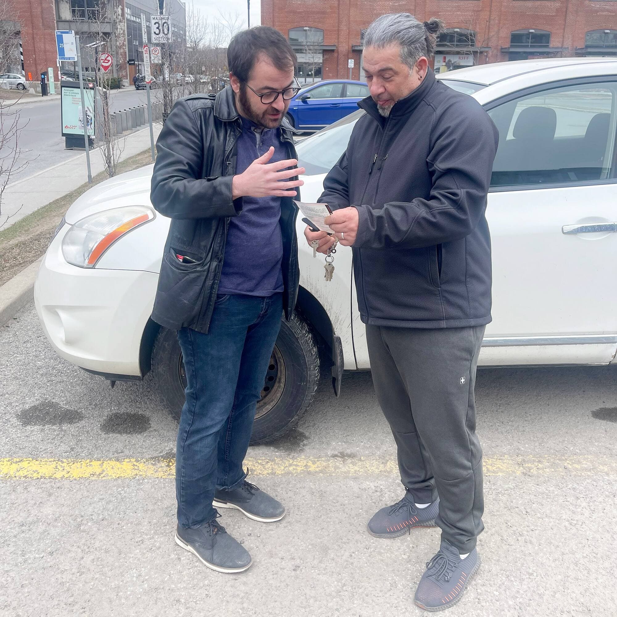 L'avocat Julien Gagné discute avec Antonio Lanca, qui vient de recevoir un avis.