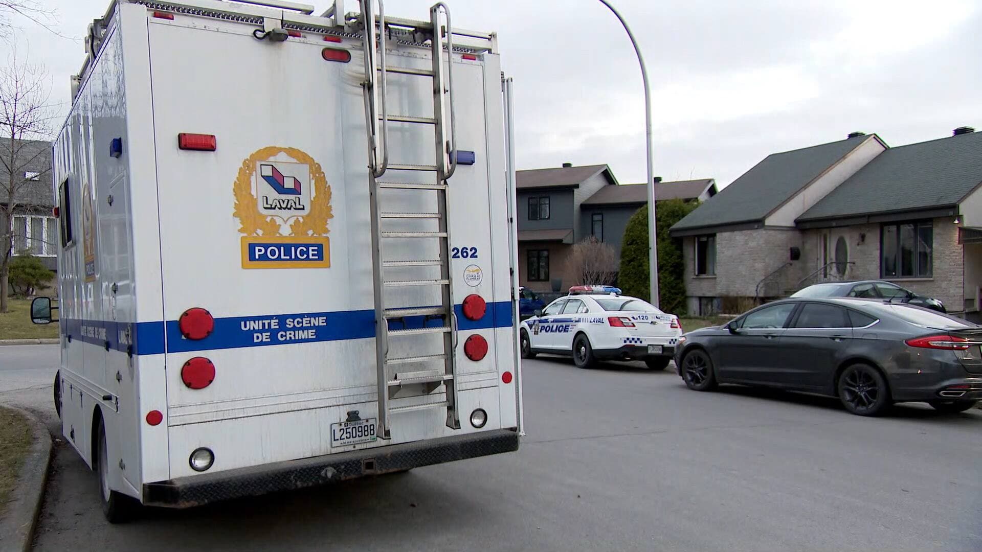 Les enquêteurs ont passé la scène de crime au peigne fin lundi matin.