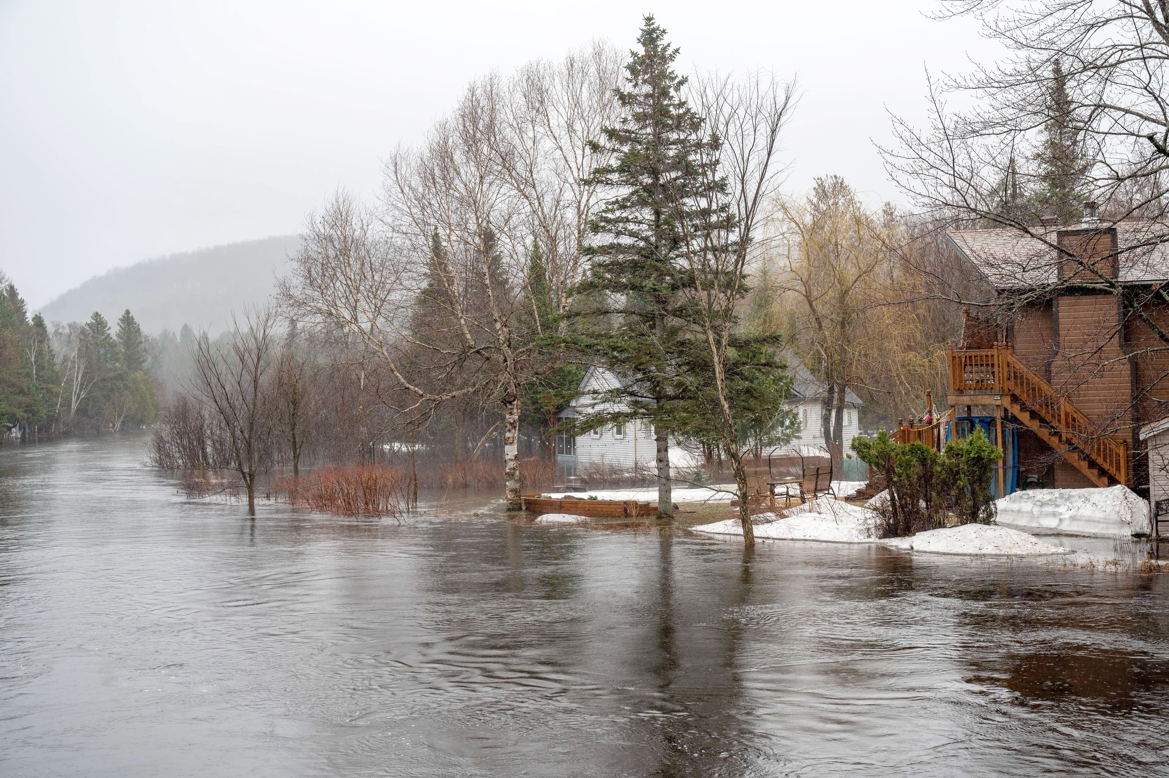 Certains secteurs de Val-Morin étaient déjà sous l'eau hier.