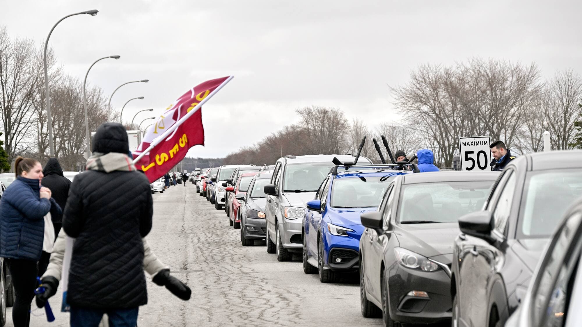 Les manifestations ont parfois ralenti la circulation, comme ici à Sainte-Anne-des-Plaines, près du pénitencier fédéral.