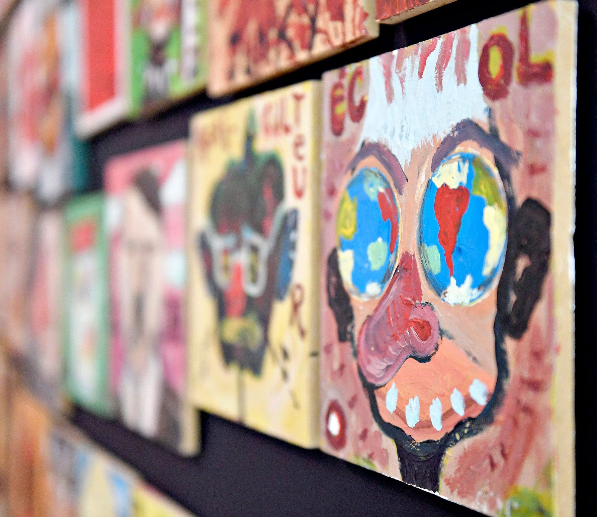 Portraits de société de Marie-Claude Pratte, qui ouvre l’exposition Nous, présente, de façon humoristique, des stéréotypes de différents acteurs de la société.