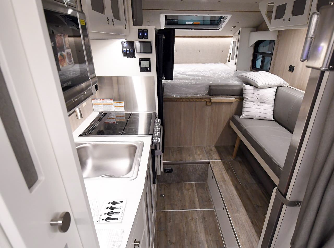 L’intérieur est aménagé avec un souci de confort et de durabilité, avec différents types d’aménagement.