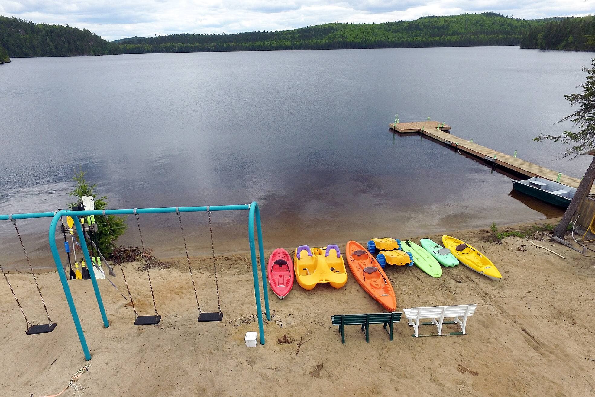 Tout en ayant accès à la pêche, vous pouvez pratiquer plusieurs activités nautiques durant votre séjour, comme on peut le voir ici sur le site de la pourvoirie Aventure nature Okane.