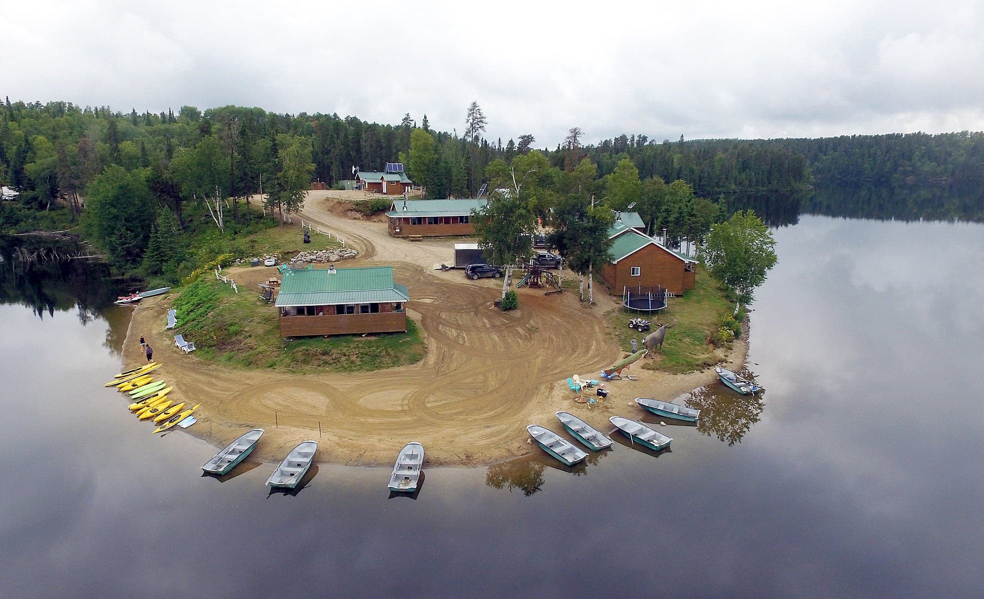 Voici un bel exemple d’un site en pleine nature, à la pourvoirie Domaine Desmarais en Mauricie, qui peut vous offrir de nombreuses possibilités avec l’hébergement dans des chalets quatre étoiles.