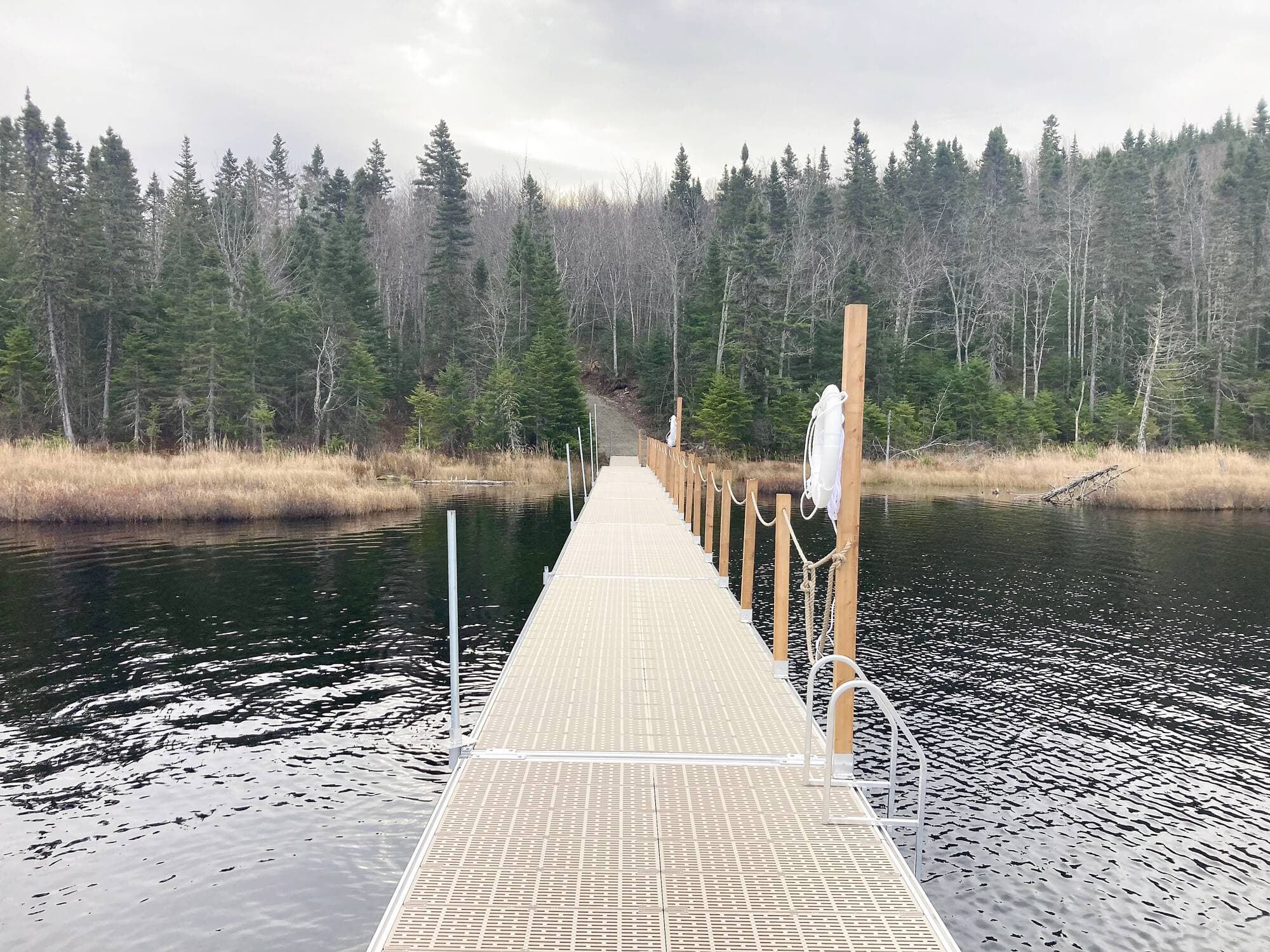 Un nouveau quai bâti sur les eaux du lac Caché, dans la réserve de Port-Daniel, permettra aux jeunes de capturer des truites mouchetées, sans avoir à monter dans une embarcation.