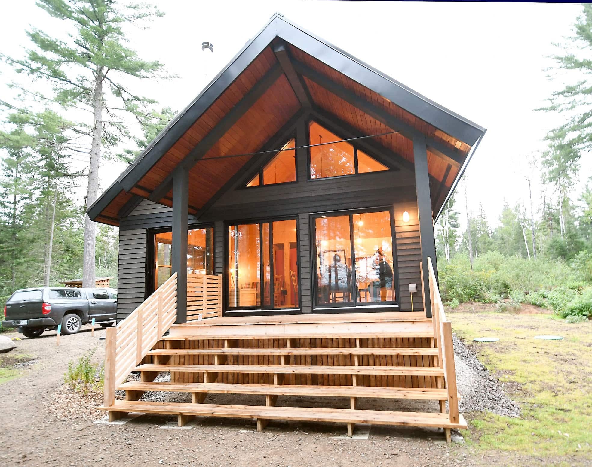 L’aménagement extérieur et l’immense fenestration des chalets Horizon font en sorte que vous vous sentirez littéralement intégré au milieu naturel, avec toutes les commodités nécessaires et plus.