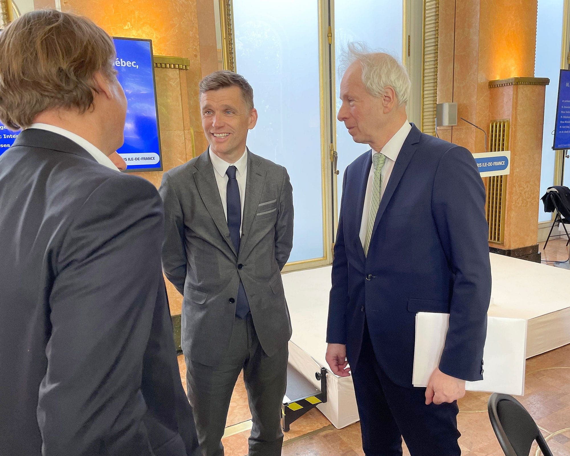 Le maire de Québec, Bruno Marchand, a été présenté aux gens d’affaires par l’ambassadeur du Canada en France, Stéphane Dion (ci-haut à droite).