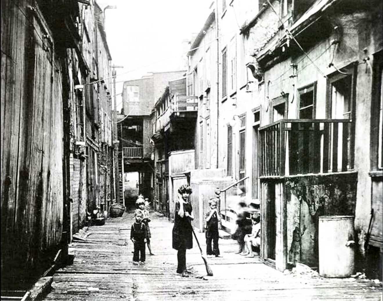 En janvier 1922, la pédiatre Irma LeVasseur fait l’acquisition de la propriété située au 55, Grande Allée, à Québec. Elle souhaite y aménager un dispensaire destiné aux soins des enfants malades de la capitale. Moins d’un an après l’achat, l’hôpital pédiatrique ouvre ses portes.