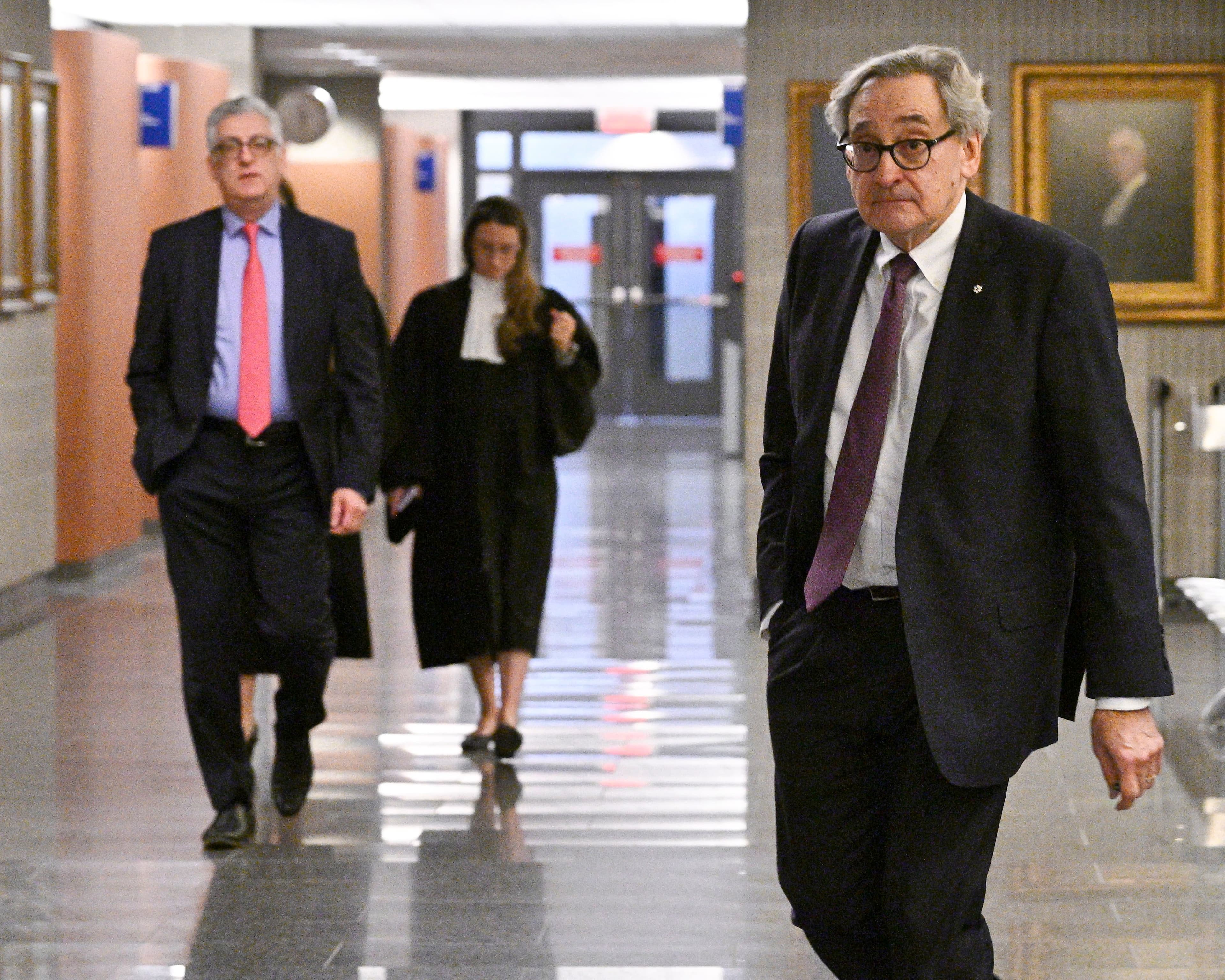 Michael Sabia au palais de justice de Montréal lundi matin, avec Alfonso Graceffa en arrière-plan
