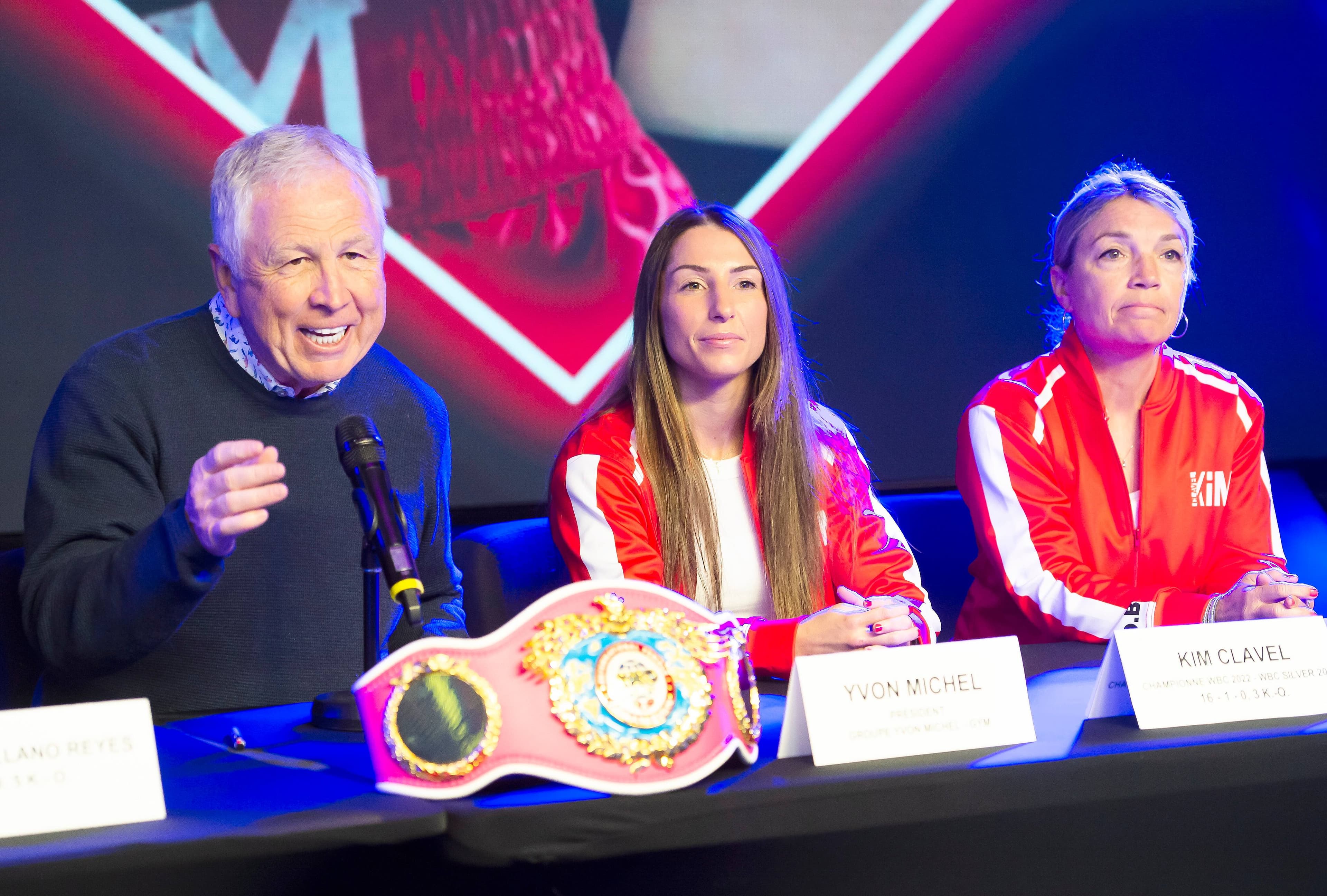 Yvon Michel, le président de GYM, Kim Clavel et son entraîneuse Danielle Bouchard lors de la conférence de presse de mardi, au Casino de Montréal.