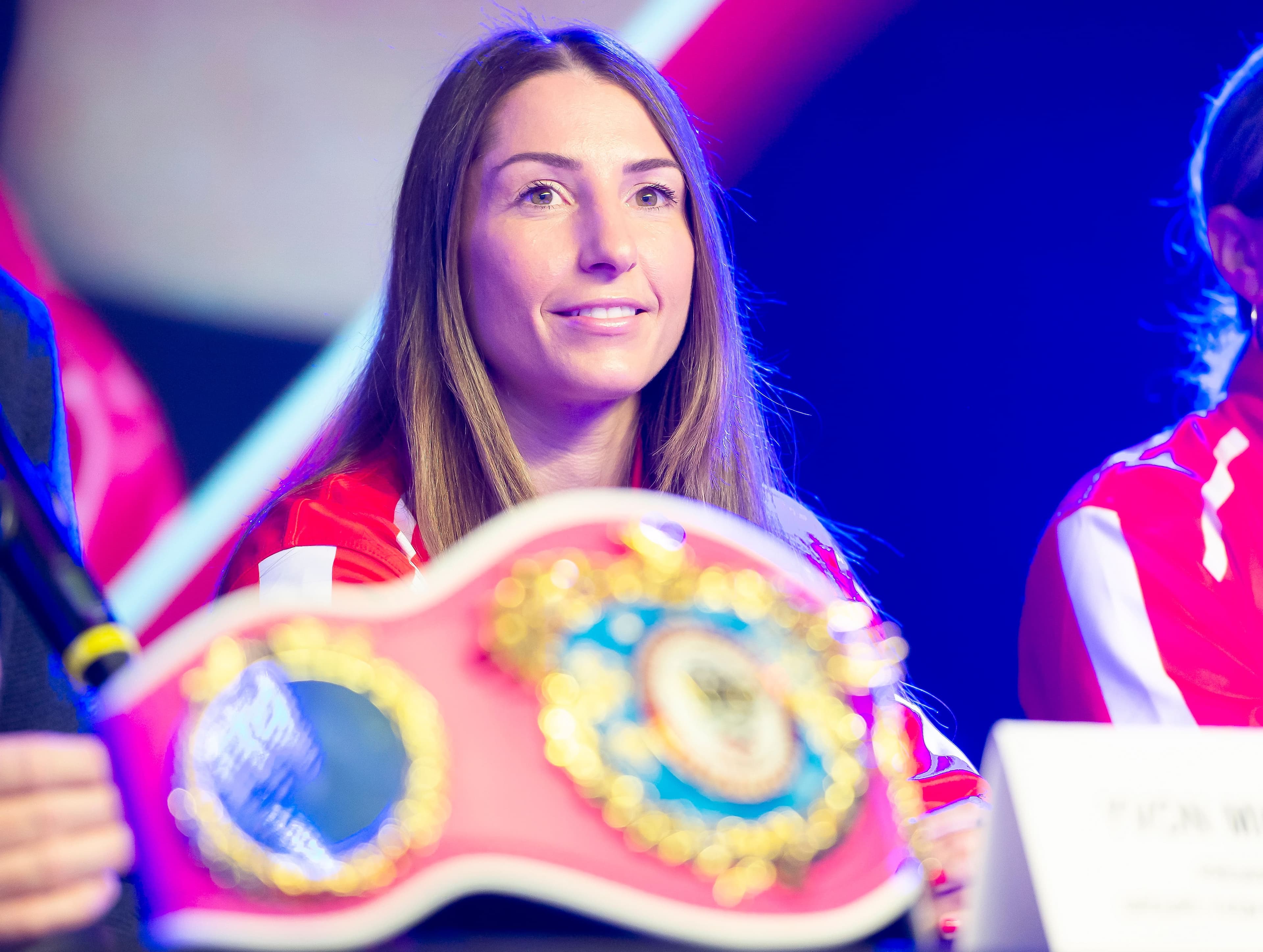 Kim Clavel lors de la conférence de presse précédant son combat contre la Mexicaine Naomi Arellano Reyez à la Place Bell de Laval, vendredi.