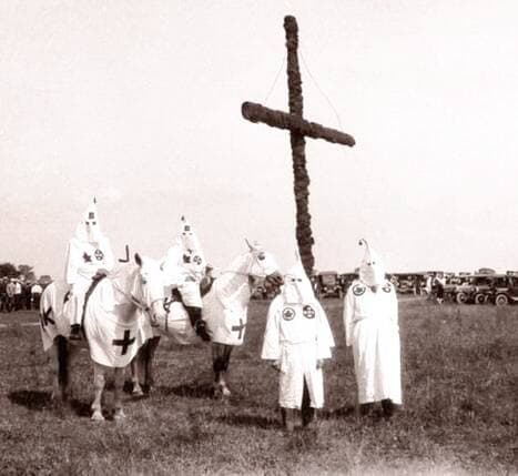 Klanistes canadiens en 1927 arborant une feuille d’érable à côté du logo du KKK.