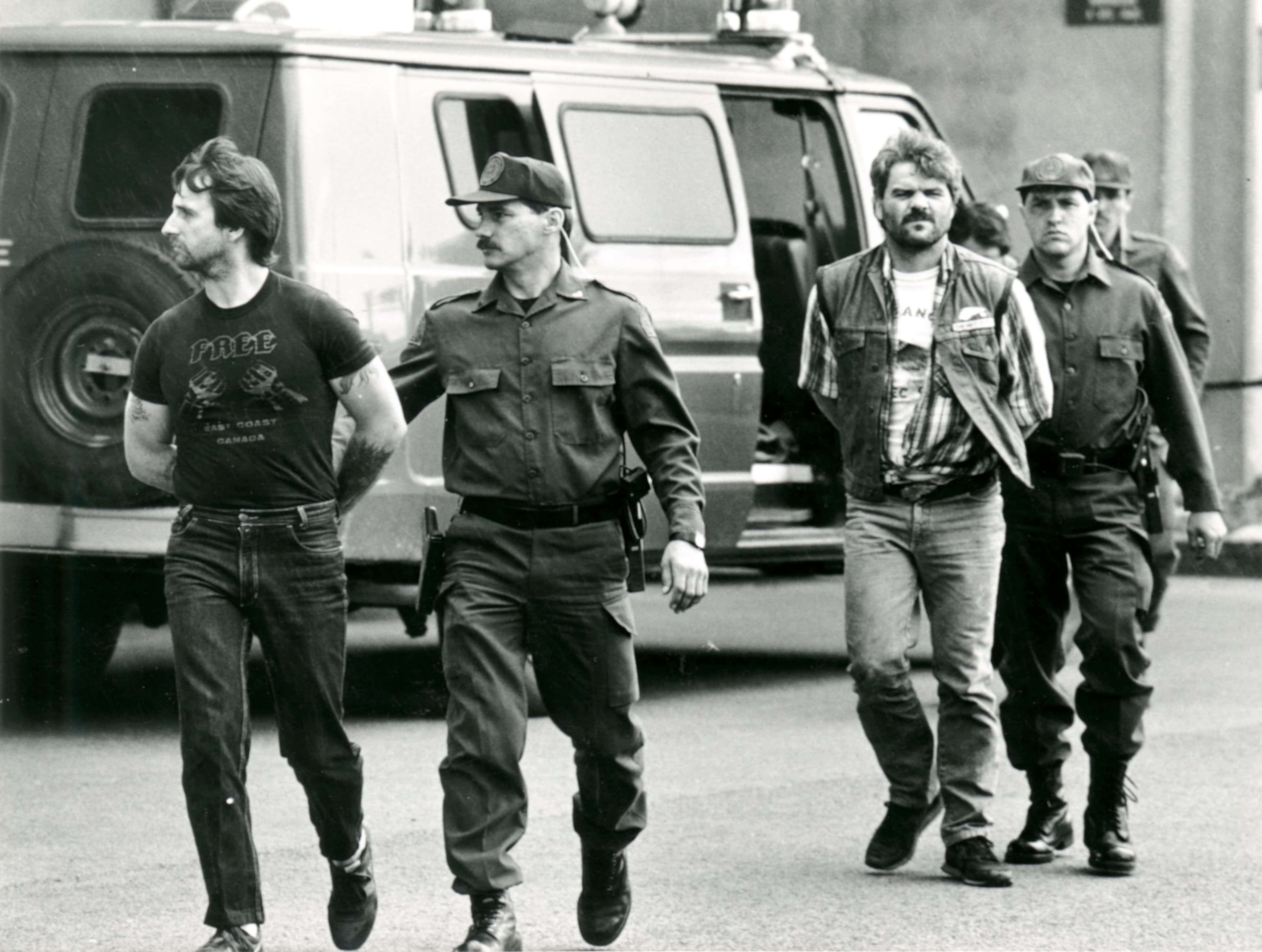 Les Hells ont organisé un rassemblement de milliers d’amateurs de moto en juin 1988 à Pont-Rouge. Les Hells Daniel Beaulieu et Alain Harton ont été arrêtés la veille de cet événement.