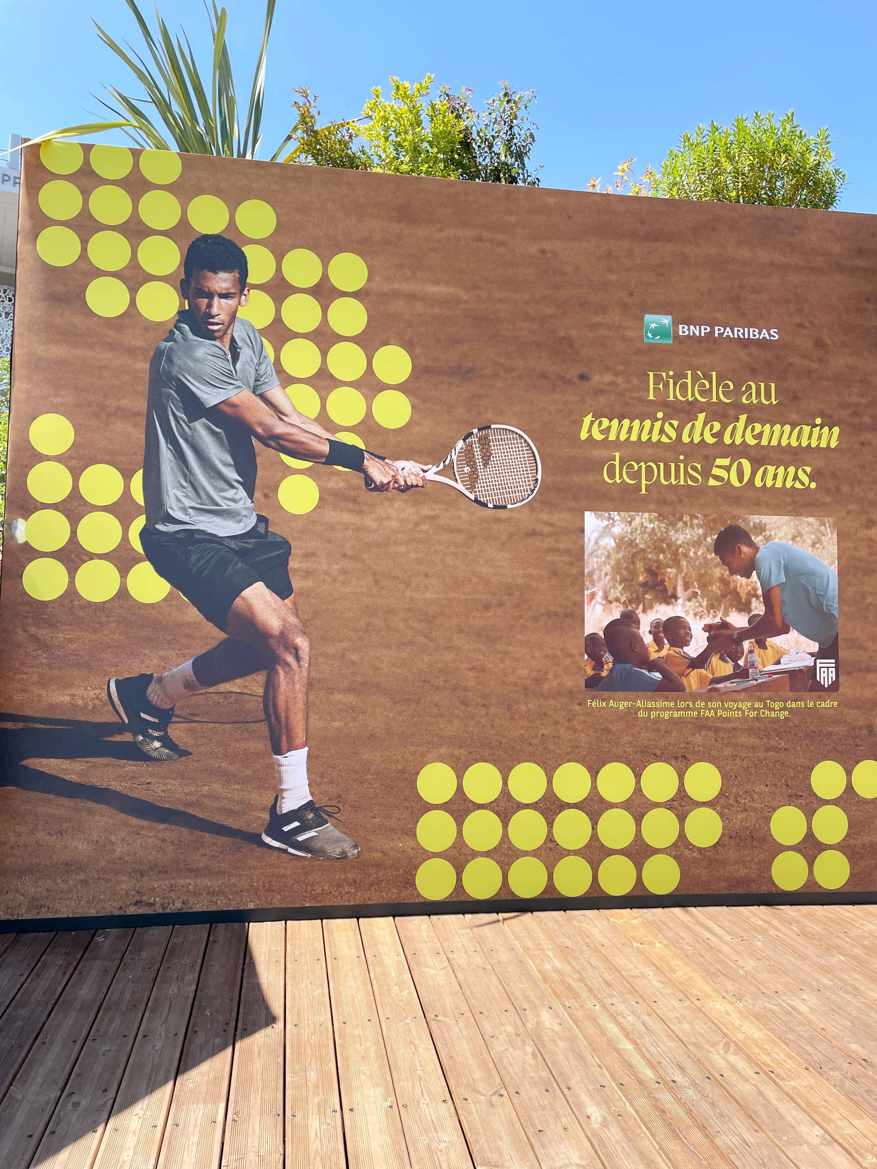 Félix Auger-Aliassime en vedette sur une publicité de la banque française BNP Paribas, au stade Roland-Garros.