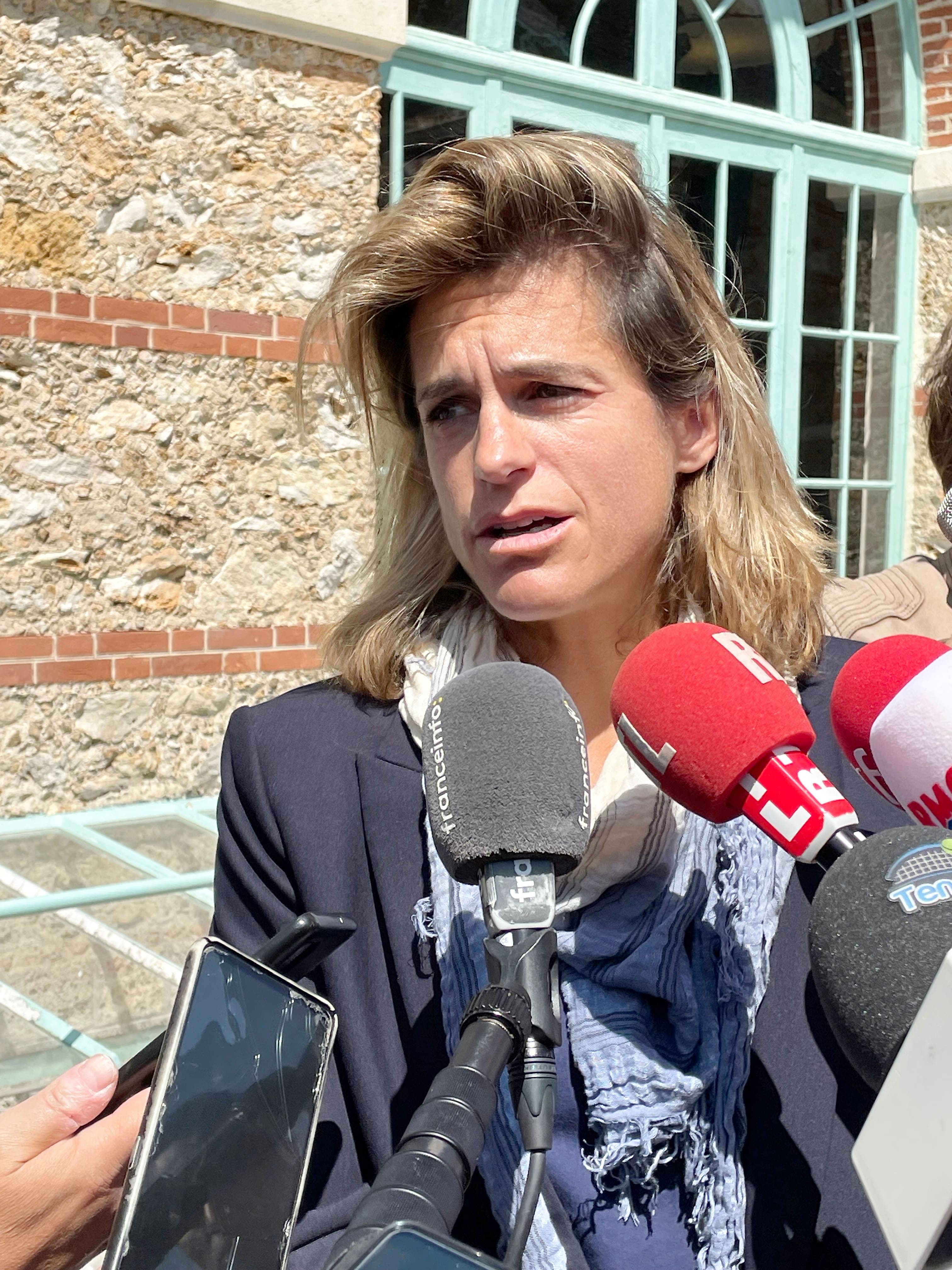 Amélie Mauresmo, ancienne joueuse vedette de tennis et directrice du tournoi de Roland-Garros, a rencontré les médias après le tirage au sort, jeudi.