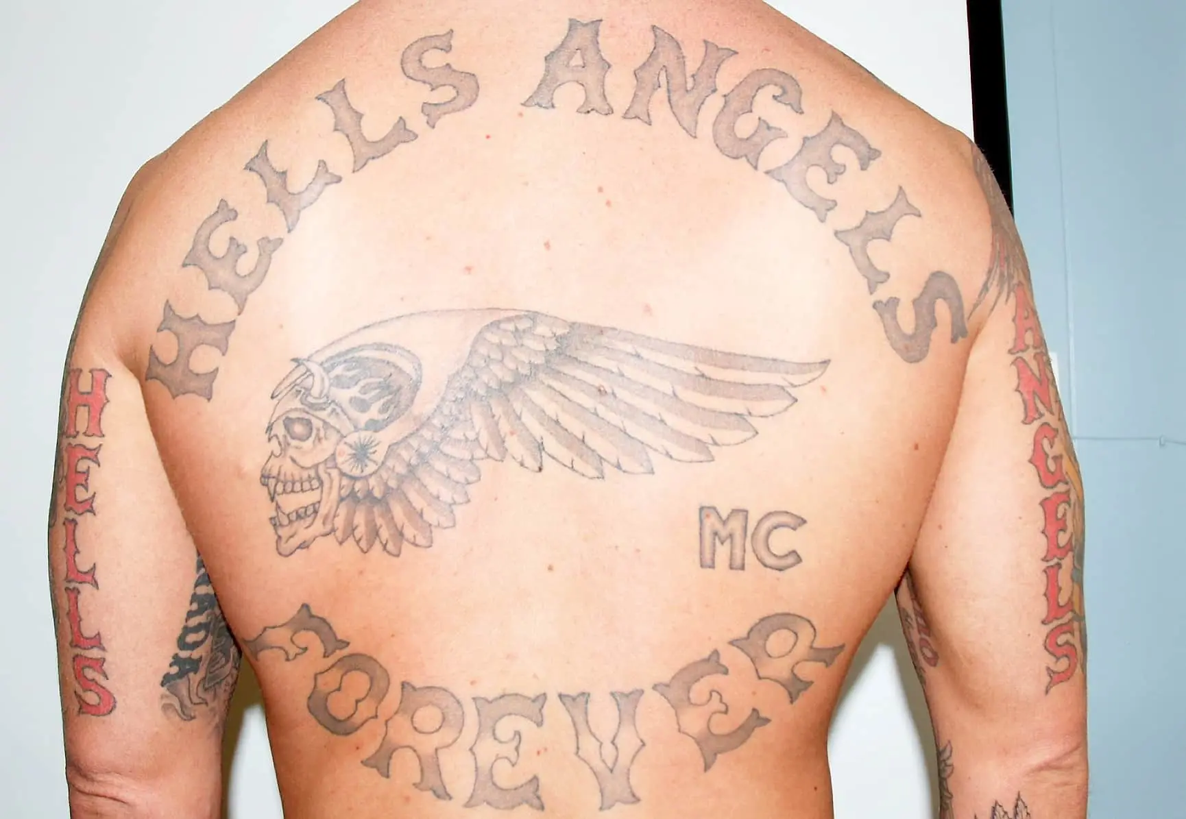 Devenu délateur, Fredette a dû faire enlever ses tatouages à l’effigie des Hells.