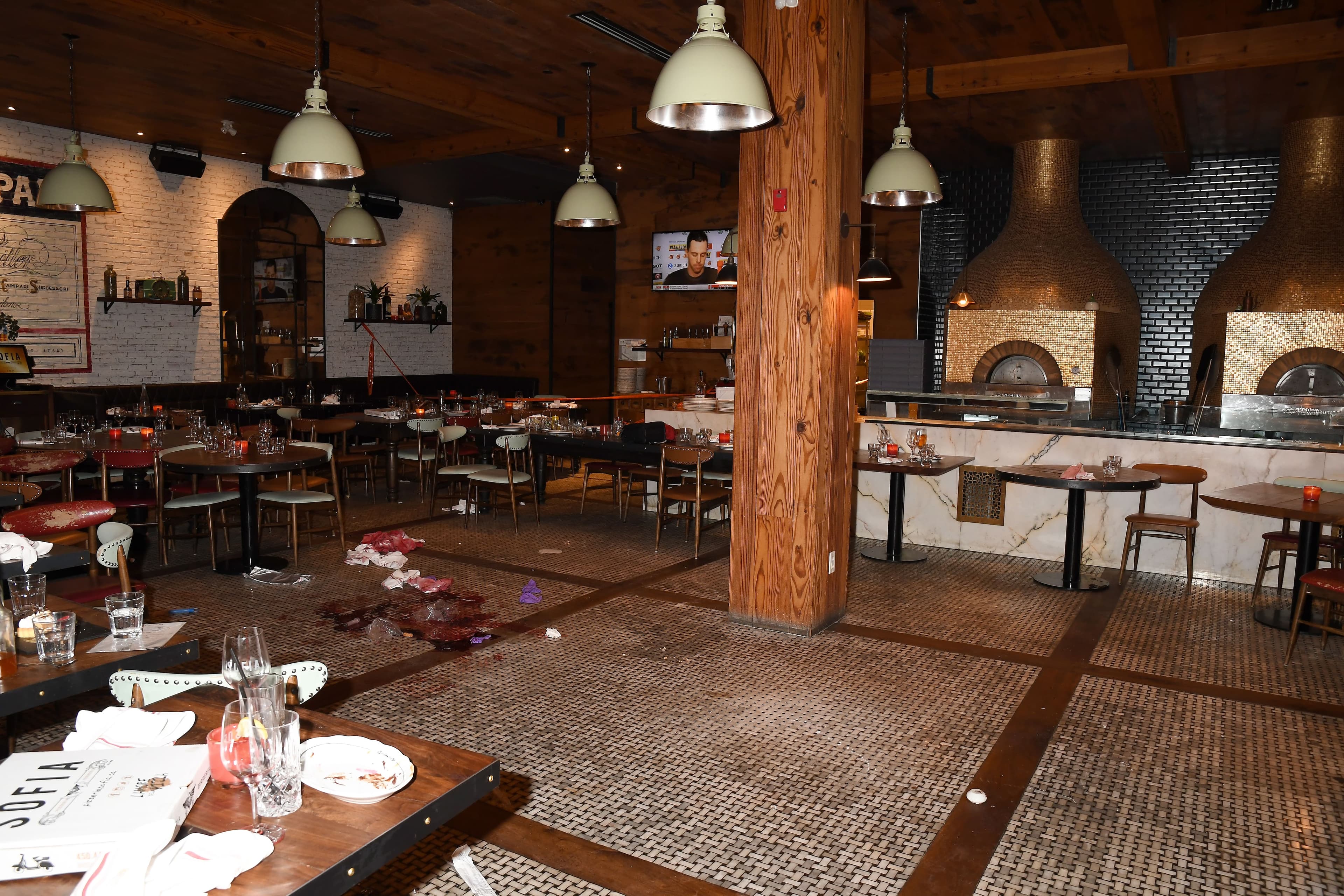 Photo dépoosée en preuve au procès de Joshua Sarroino, accusé du meurtre de Éric Francis De Souza, qui aurait été commis le 10 mai 2019 à la Pizzéria Sofia dans le quartier Dix30, à Brossard. Sur la photo, on voit la scène de crime dans la pizzéria.